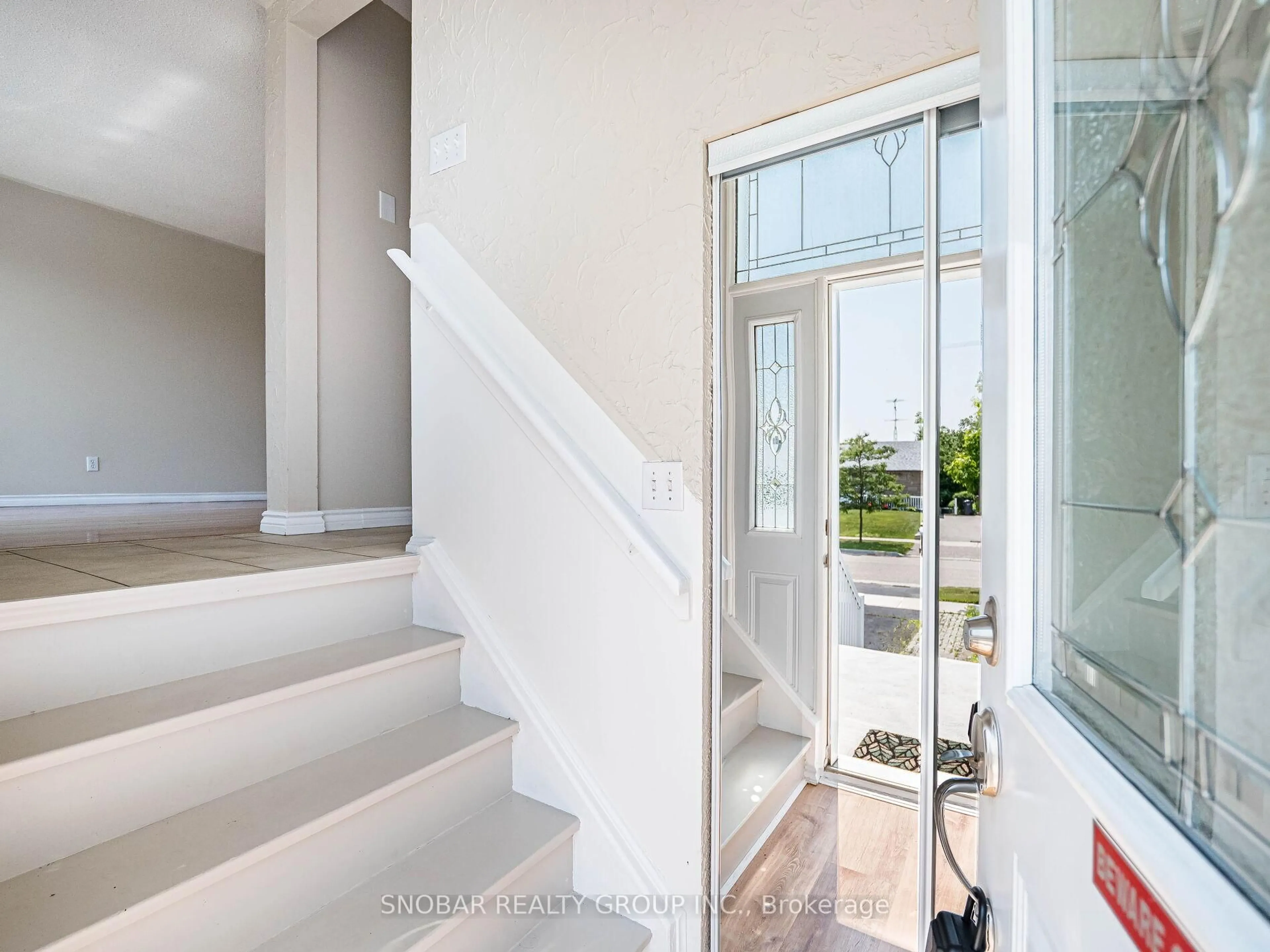 Indoor entryway for 3326 Homark Dr, Mississauga Ontario L4Y 2K4