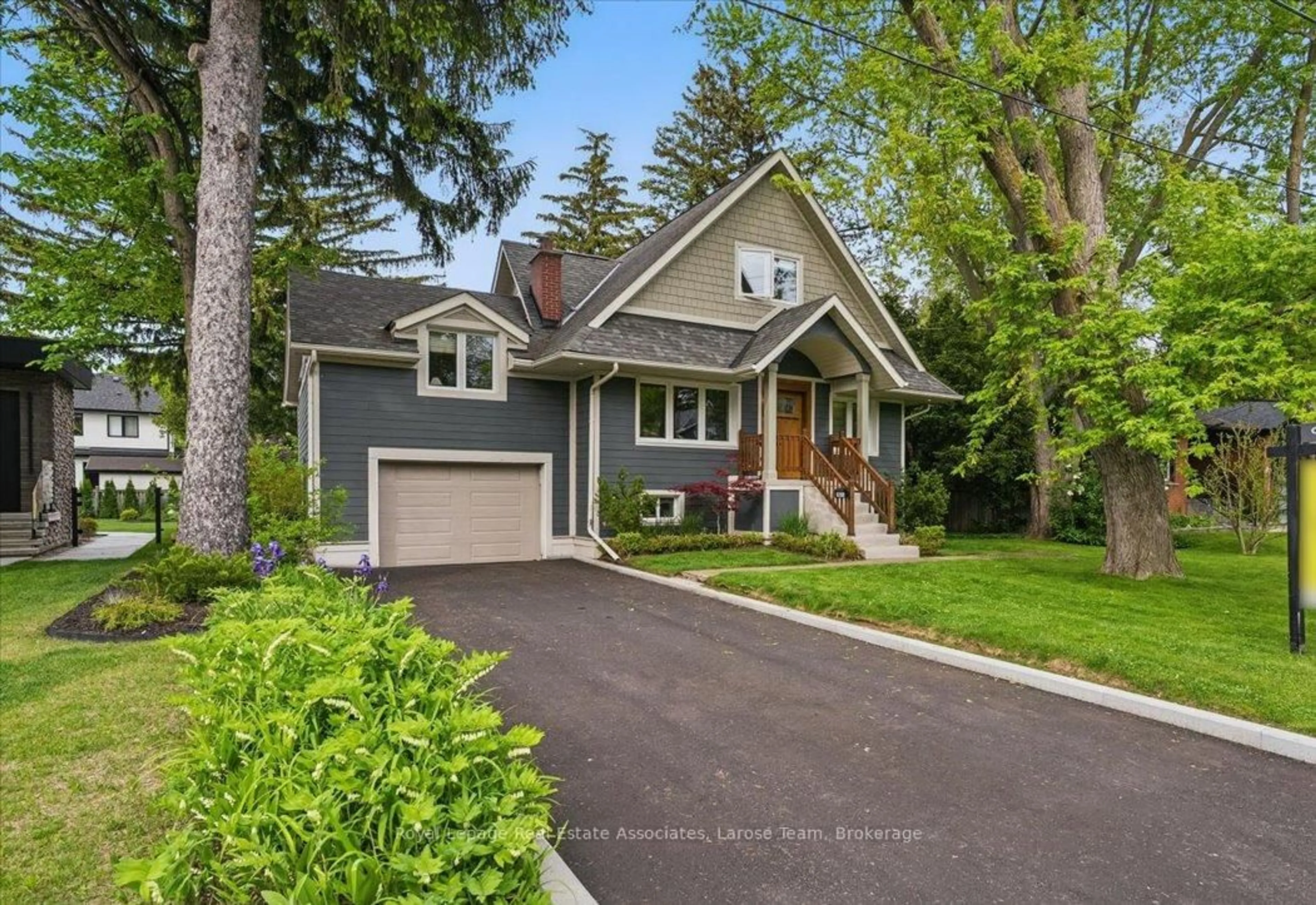 Home with vinyl exterior material, street for 1611 Trotwood Ave, Mississauga Ontario L5G 3Z8
