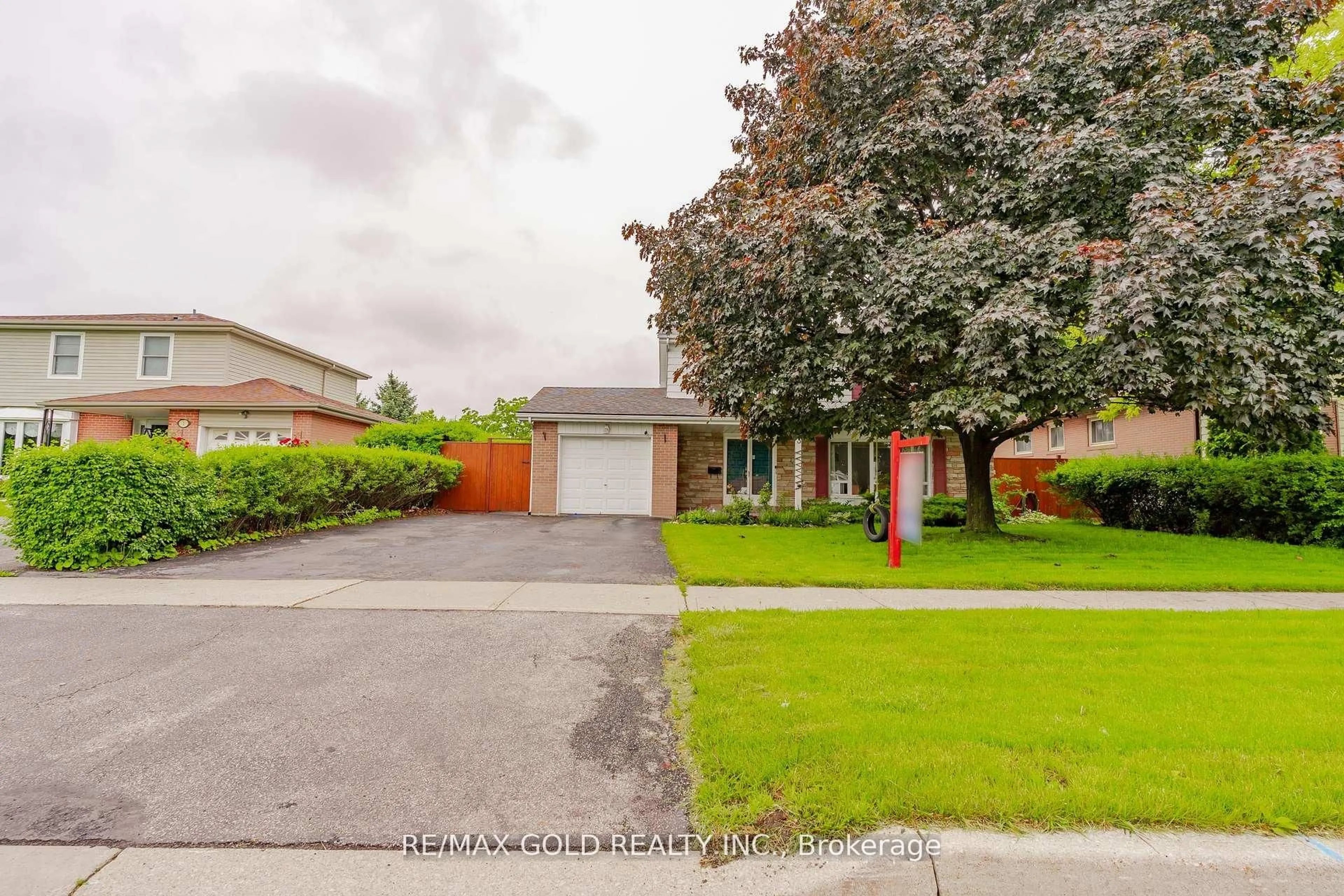 A pic from outside/outdoor area/front of a property/back of a property/a pic from drone, street for 3 Crawley Dr, Brampton Ontario L6T 2R6