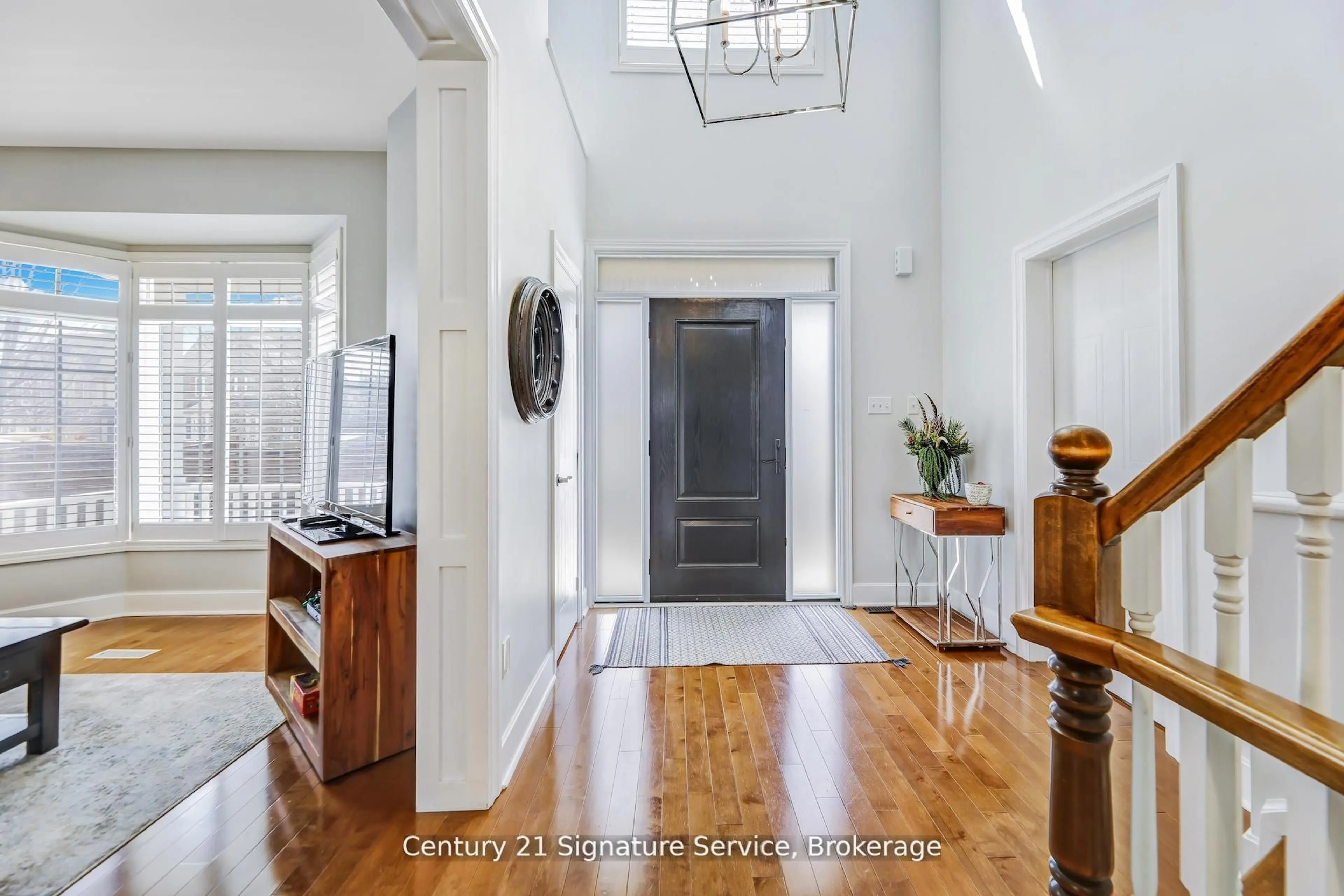 Indoor entryway for 7157 White Pine Crt, Mississauga Ontario L5W 1W6