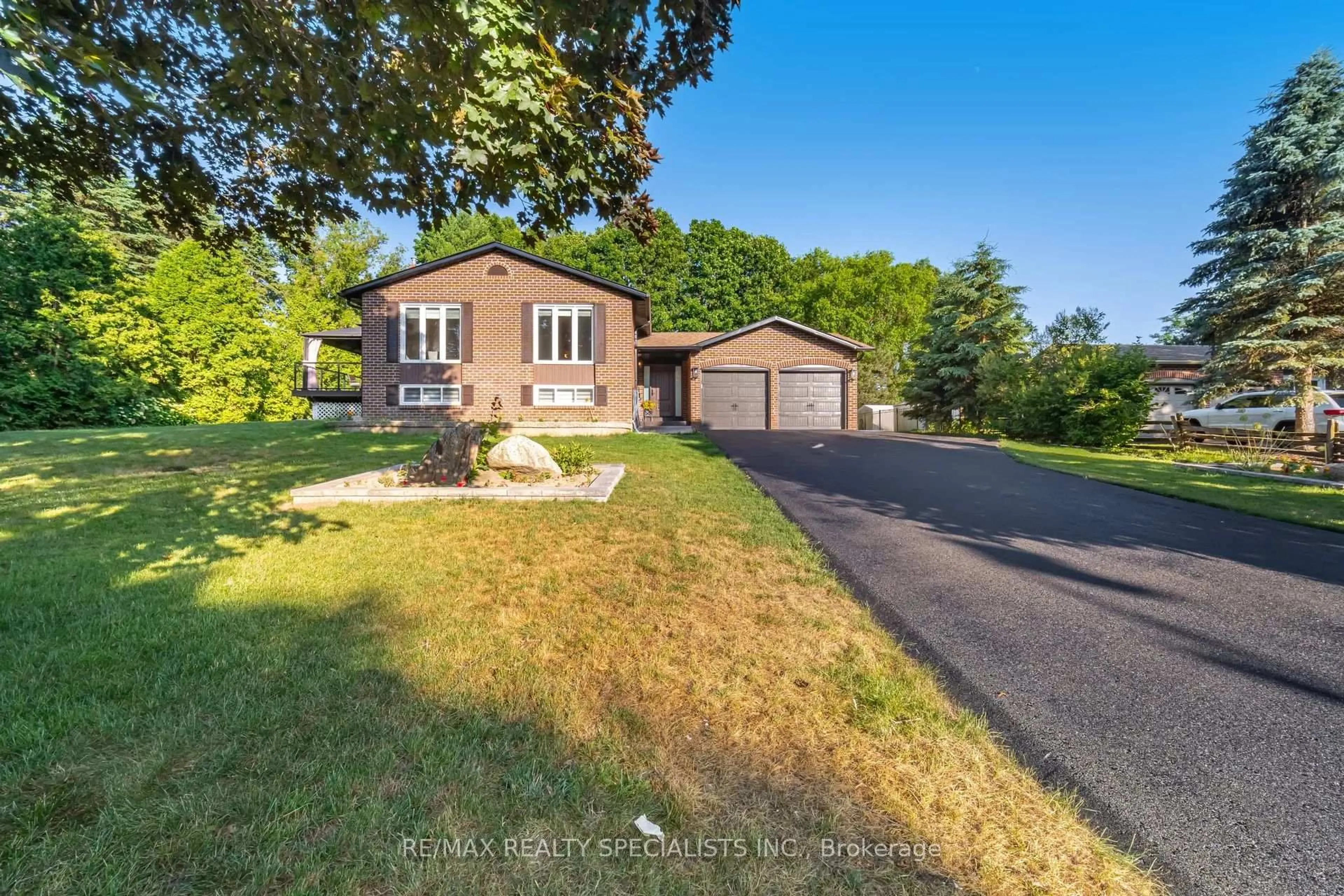 A pic from outside/outdoor area/front of a property/back of a property/a pic from drone, street for 15 Valewood Dr, Caledon Ontario L7C 1J2