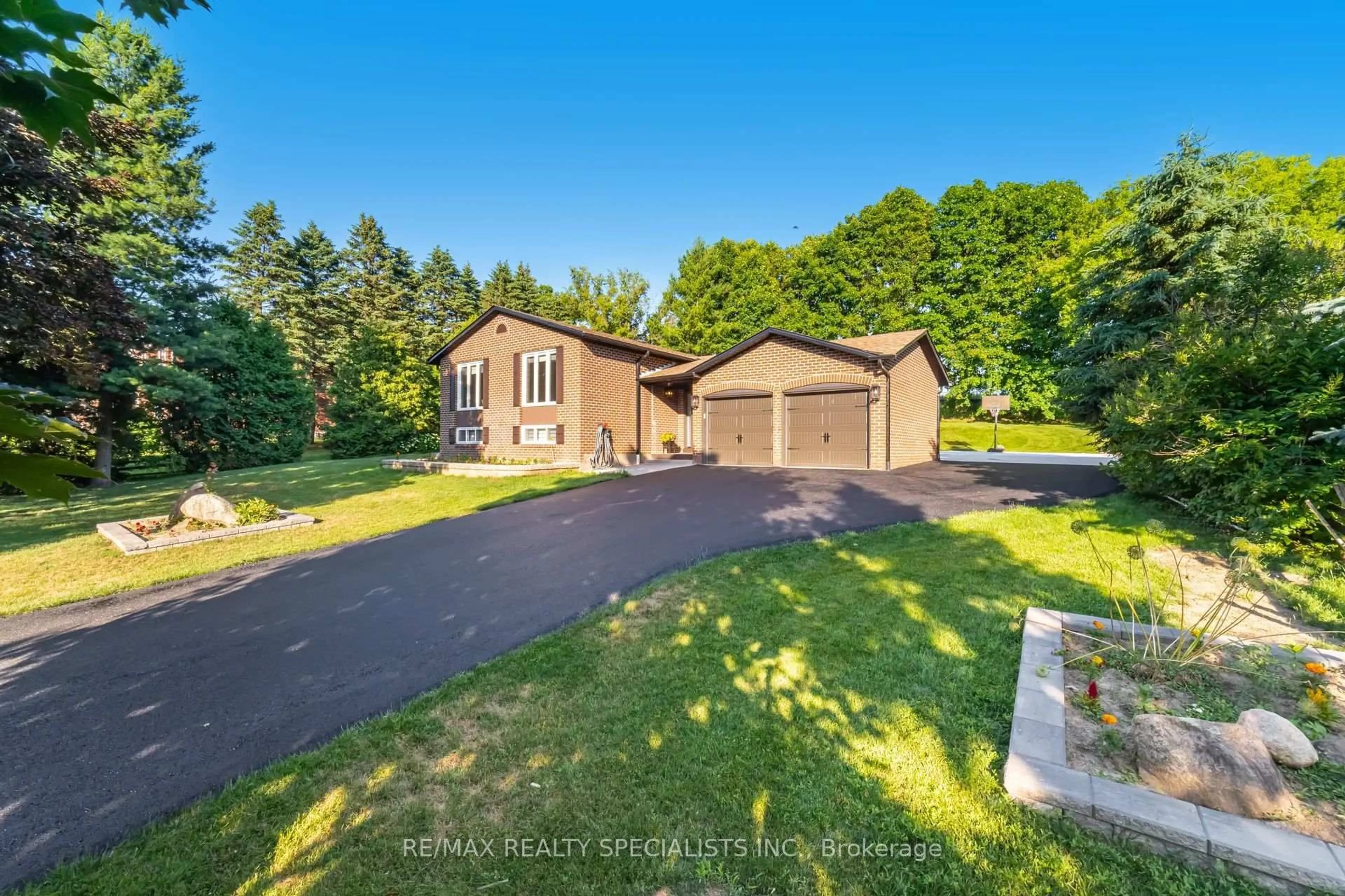 A pic from outside/outdoor area/front of a property/back of a property/a pic from drone, unknown for 15 Valewood Dr, Caledon Ontario L7C 1J2