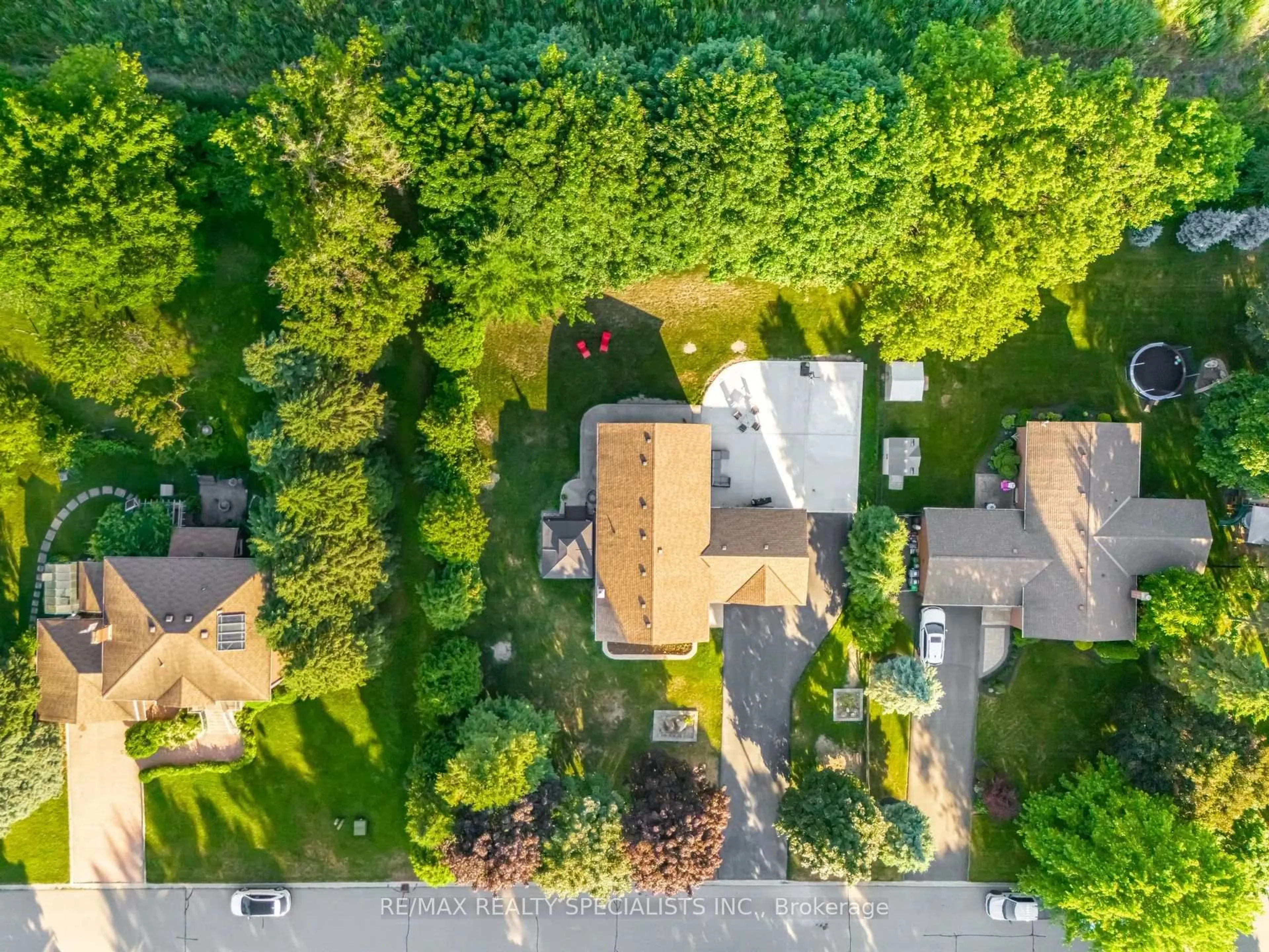 A pic from outside/outdoor area/front of a property/back of a property/a pic from drone, street for 15 Valewood Dr, Caledon Ontario L7C 1J2