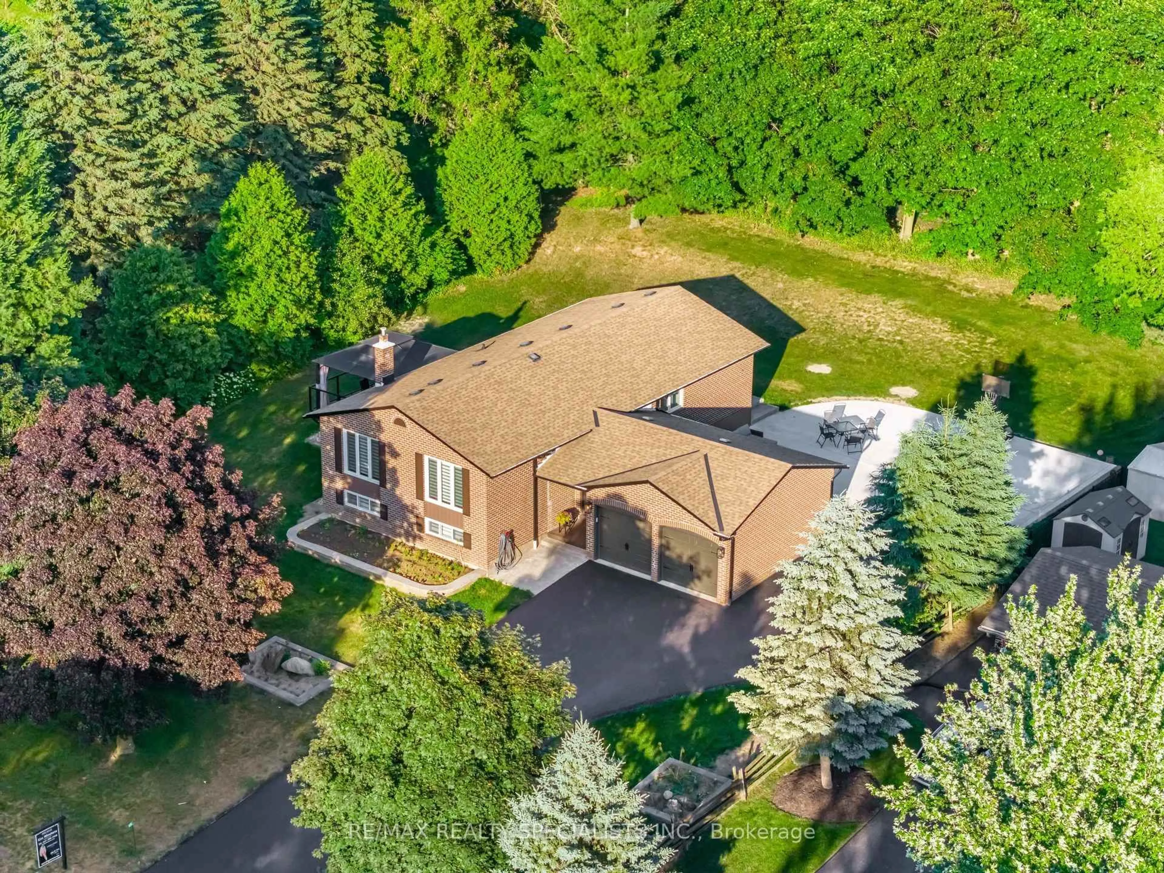 A pic from outside/outdoor area/front of a property/back of a property/a pic from drone, street for 15 Valewood Dr, Caledon Ontario L7C 1J2