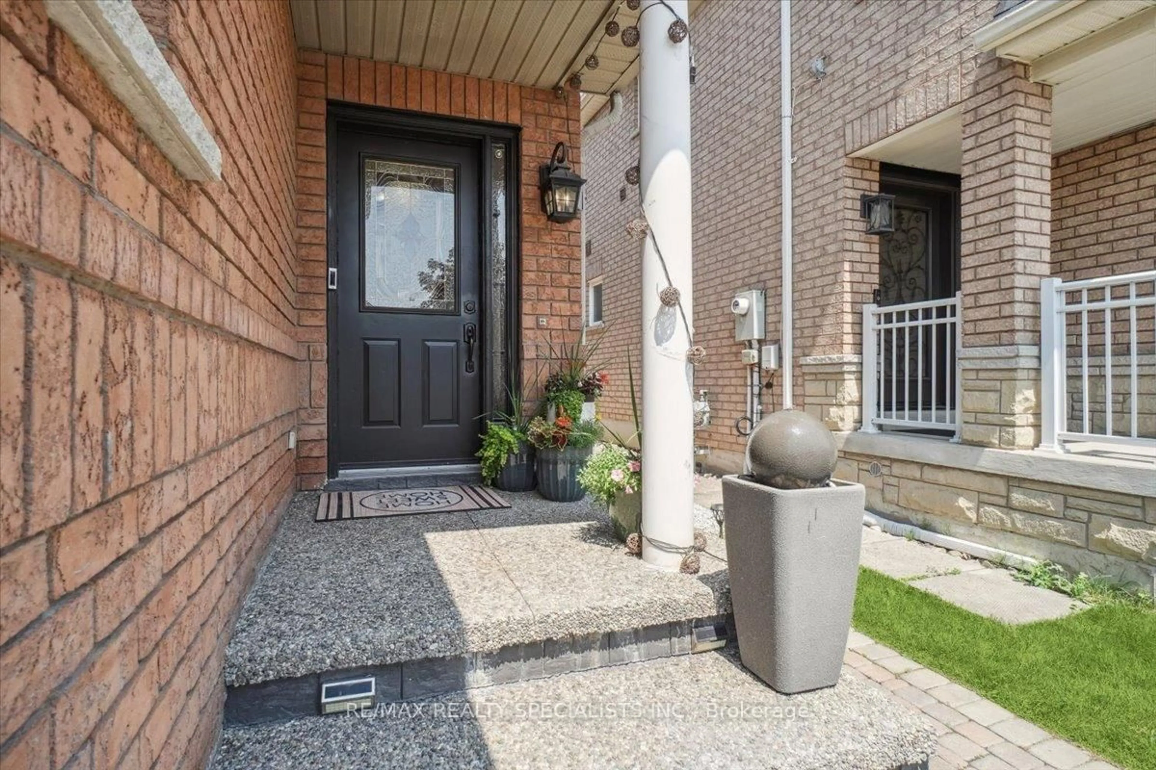 Indoor entryway for 3433 Sunlight St, Mississauga Ontario L5M 7M8