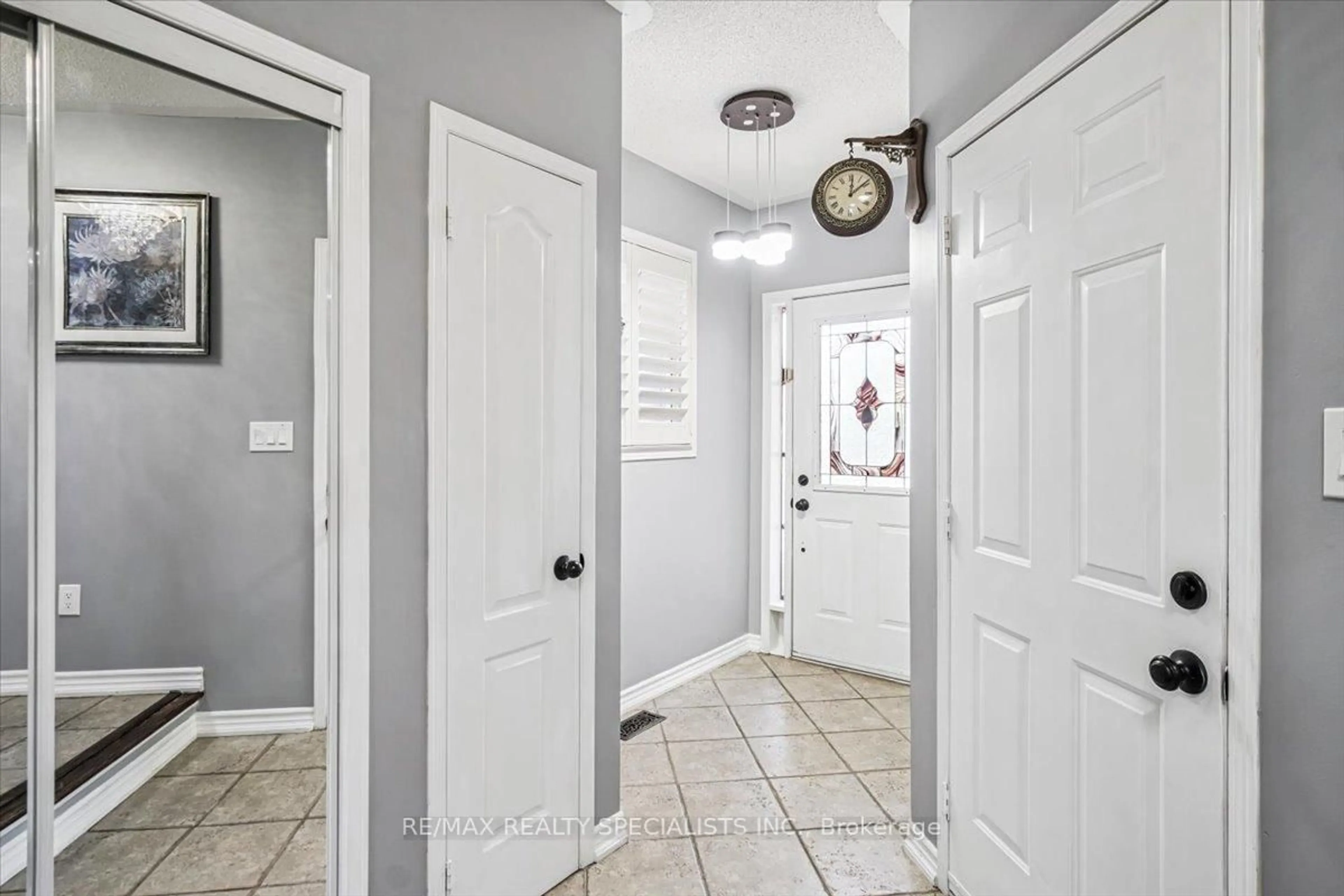 Indoor entryway for 3433 Sunlight St, Mississauga Ontario L5M 7M8