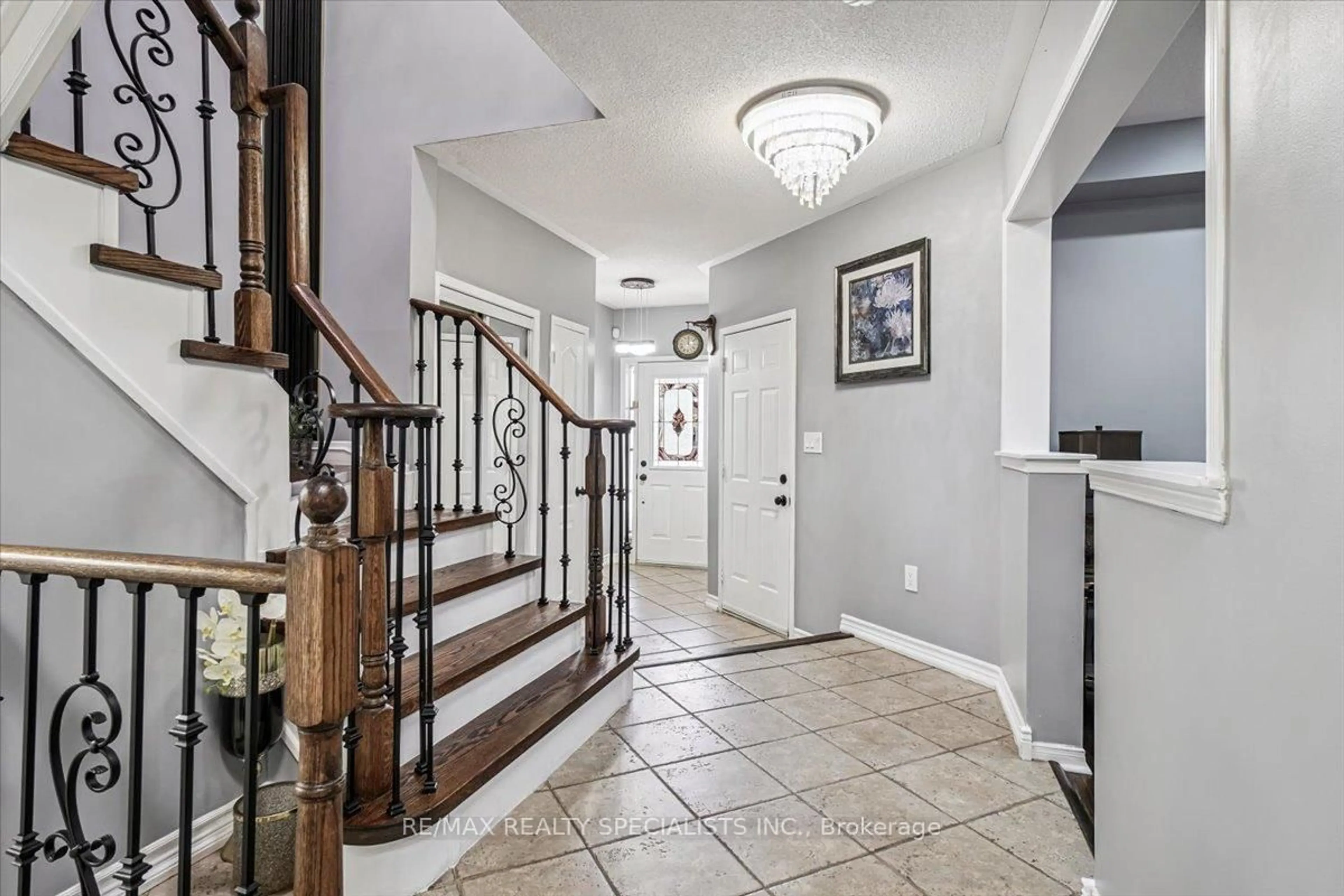 Indoor entryway for 3433 Sunlight St, Mississauga Ontario L5M 7M8