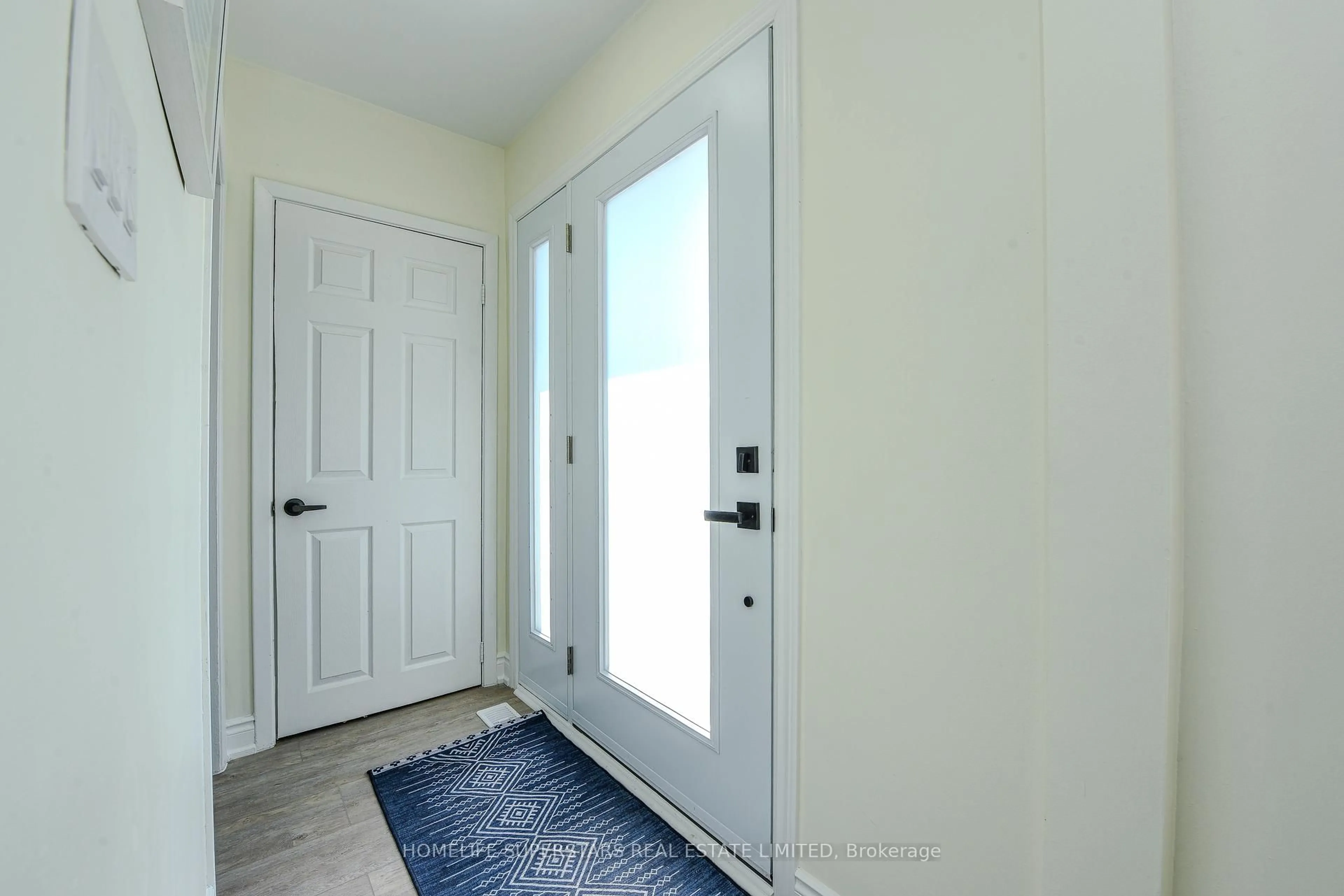Indoor entryway for 9 Aloma Cres, Brampton Ontario L6T 2N8