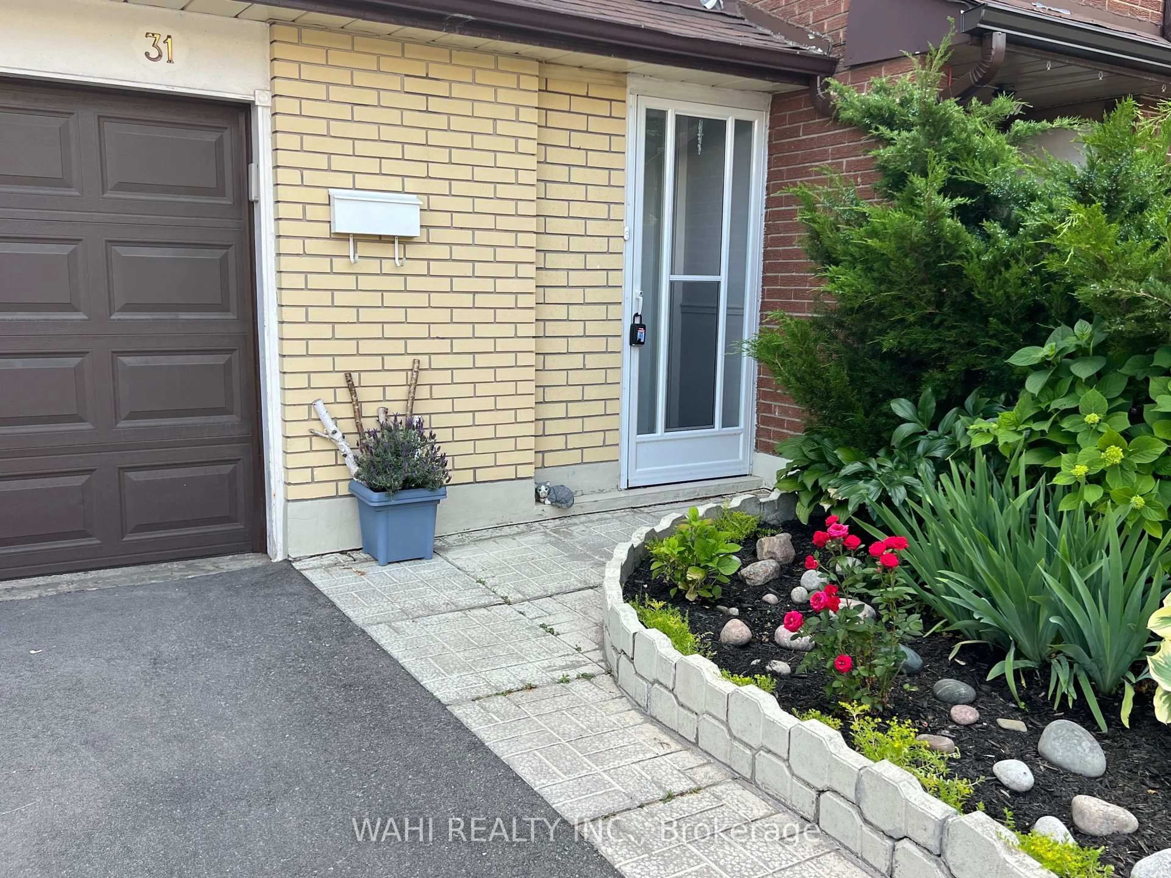 Indoor entryway for 3175 Kirwin Ave #31, Mississauga Ontario L5A 3M4