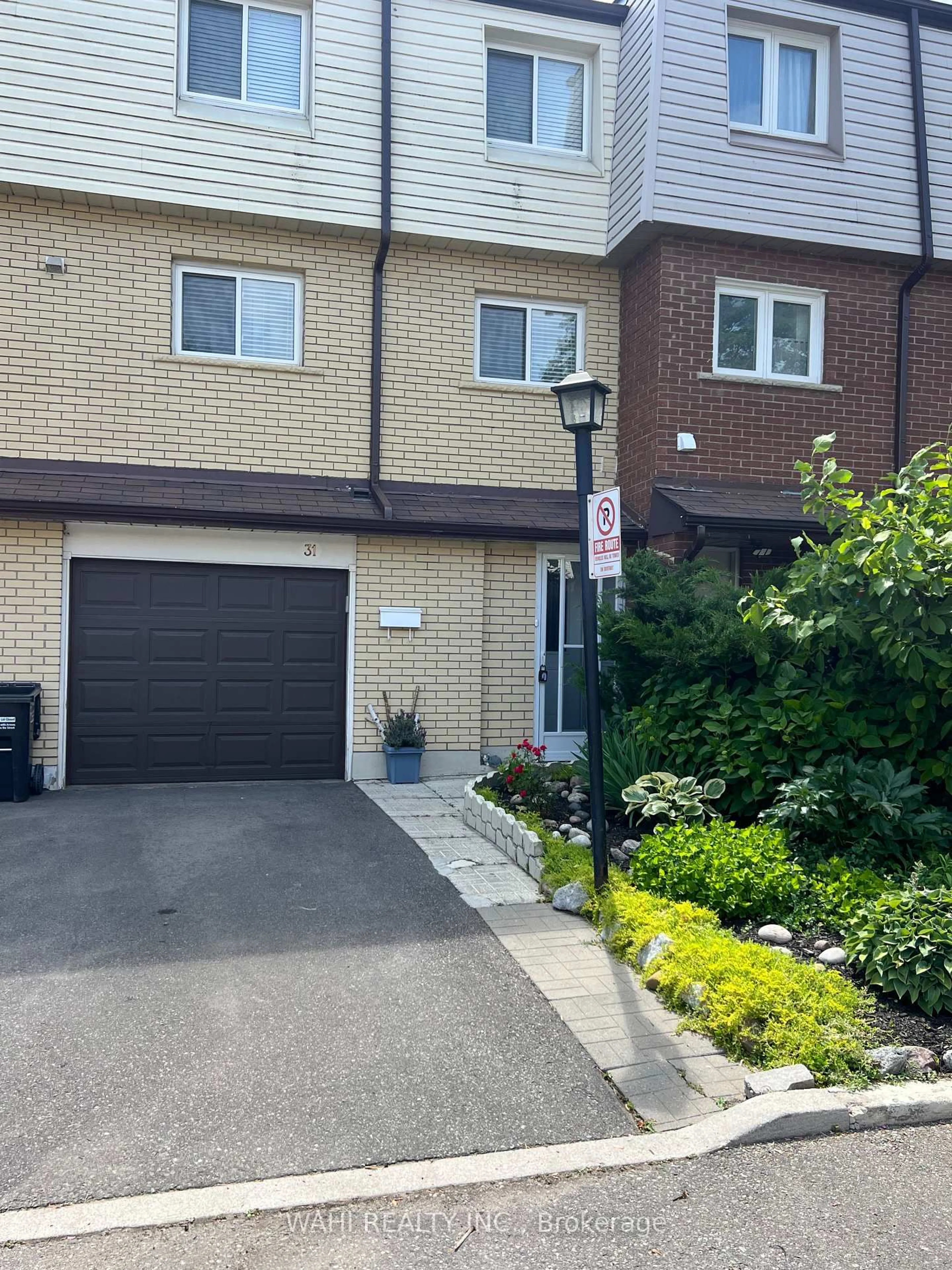 A pic from outside/outdoor area/front of a property/back of a property/a pic from drone, street for 3175 Kirwin Ave #31, Mississauga Ontario L5A 3M4