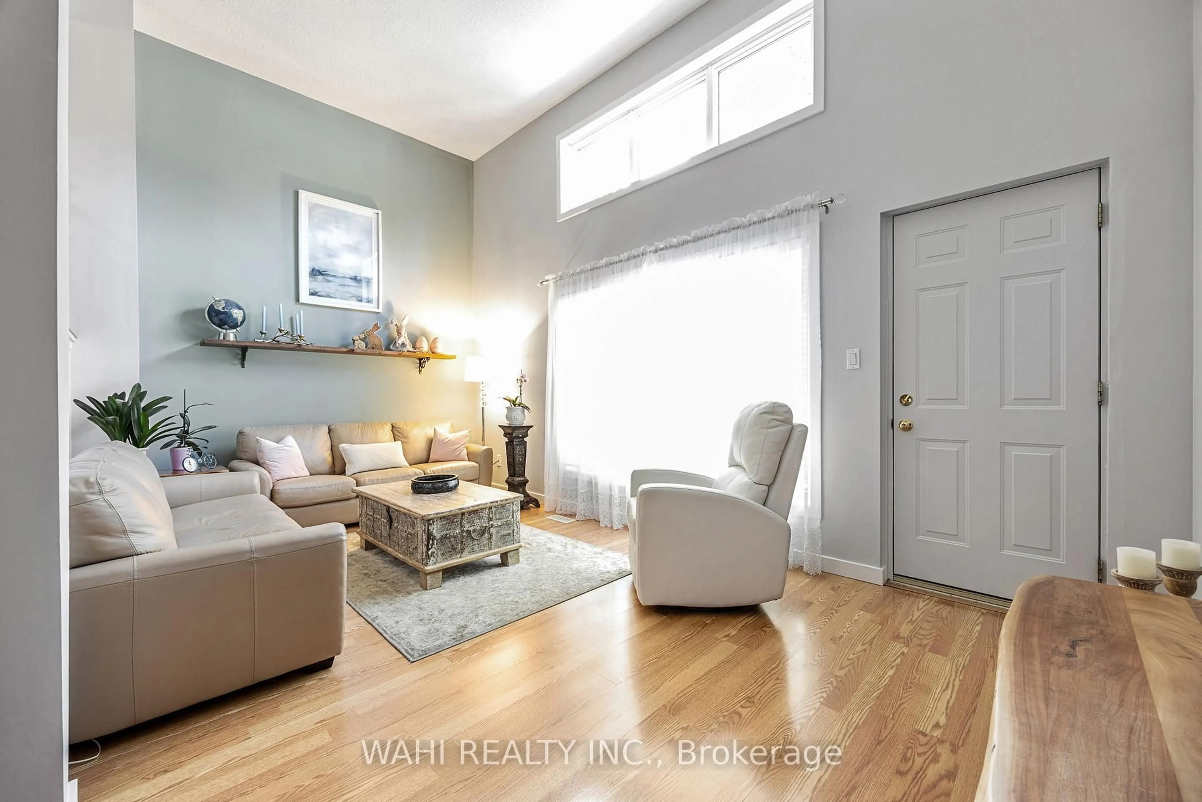 Living room with furniture, wood/laminate floor for 3175 Kirwin Ave #31, Mississauga Ontario L5A 3M4