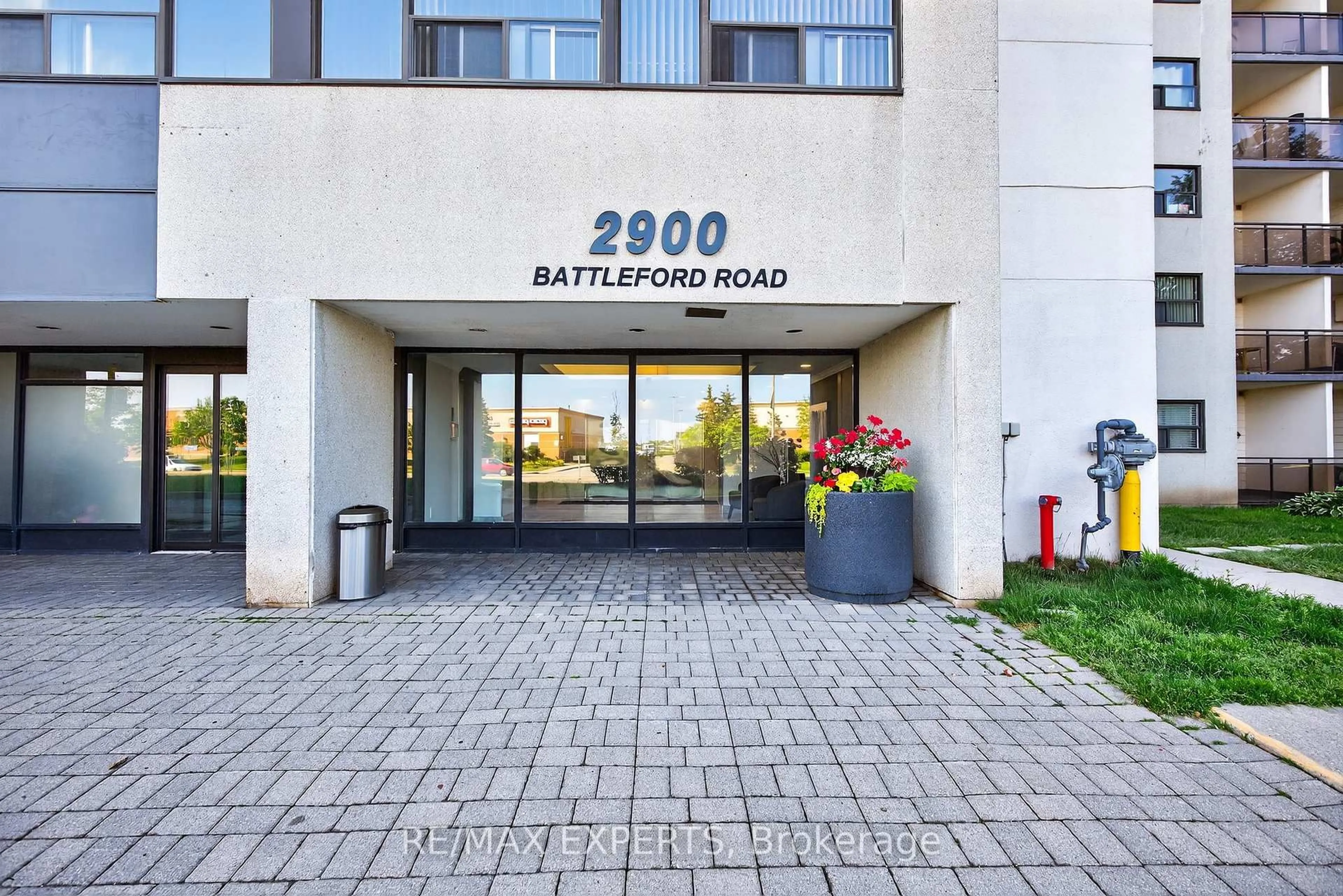 Patio, building for 2900 Battleford Rd #1212, Mississauga Ontario L5N 2V9