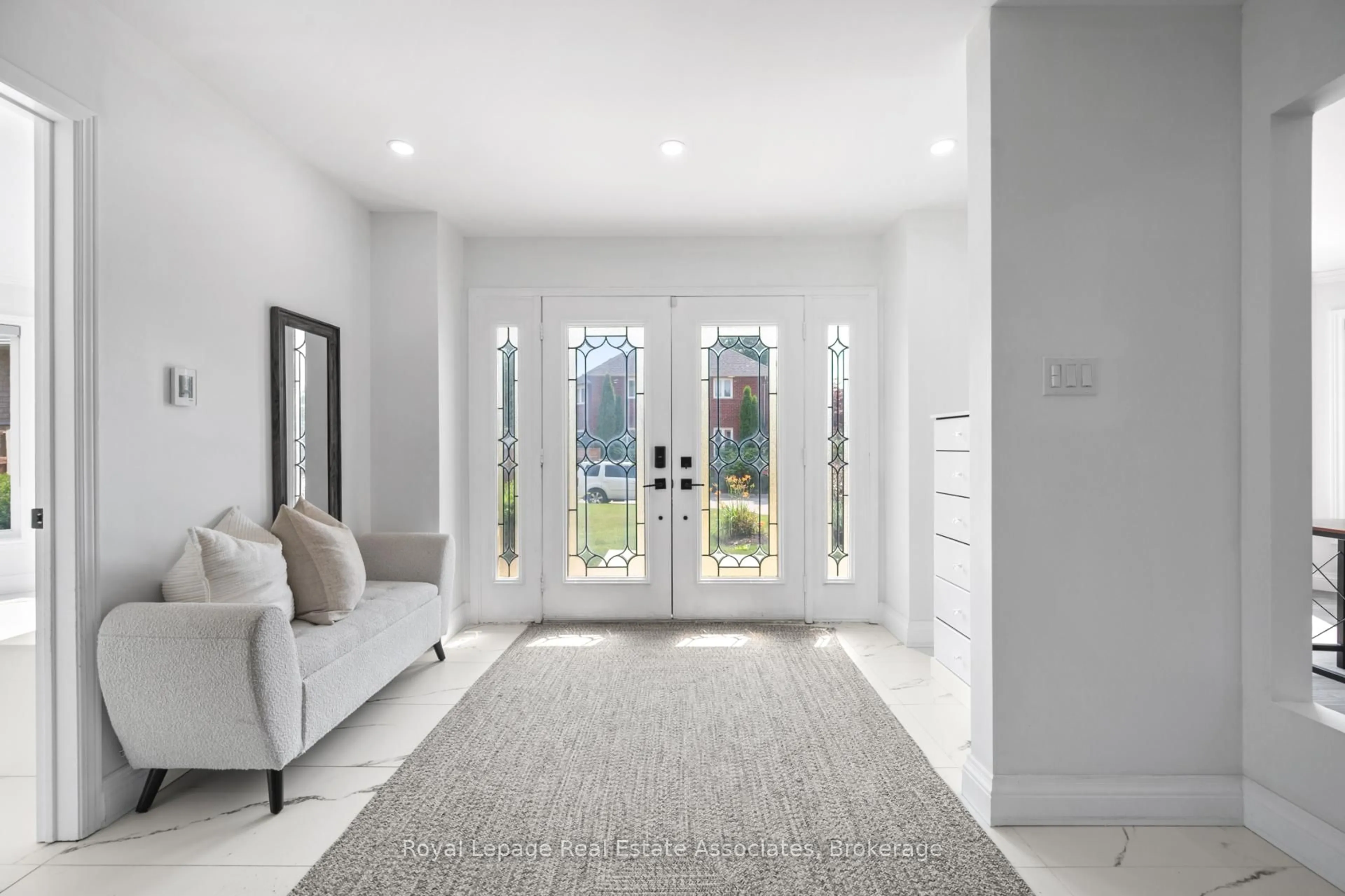 Indoor entryway for 3825 Trelawny Circ, Mississauga Ontario L5N 5J6