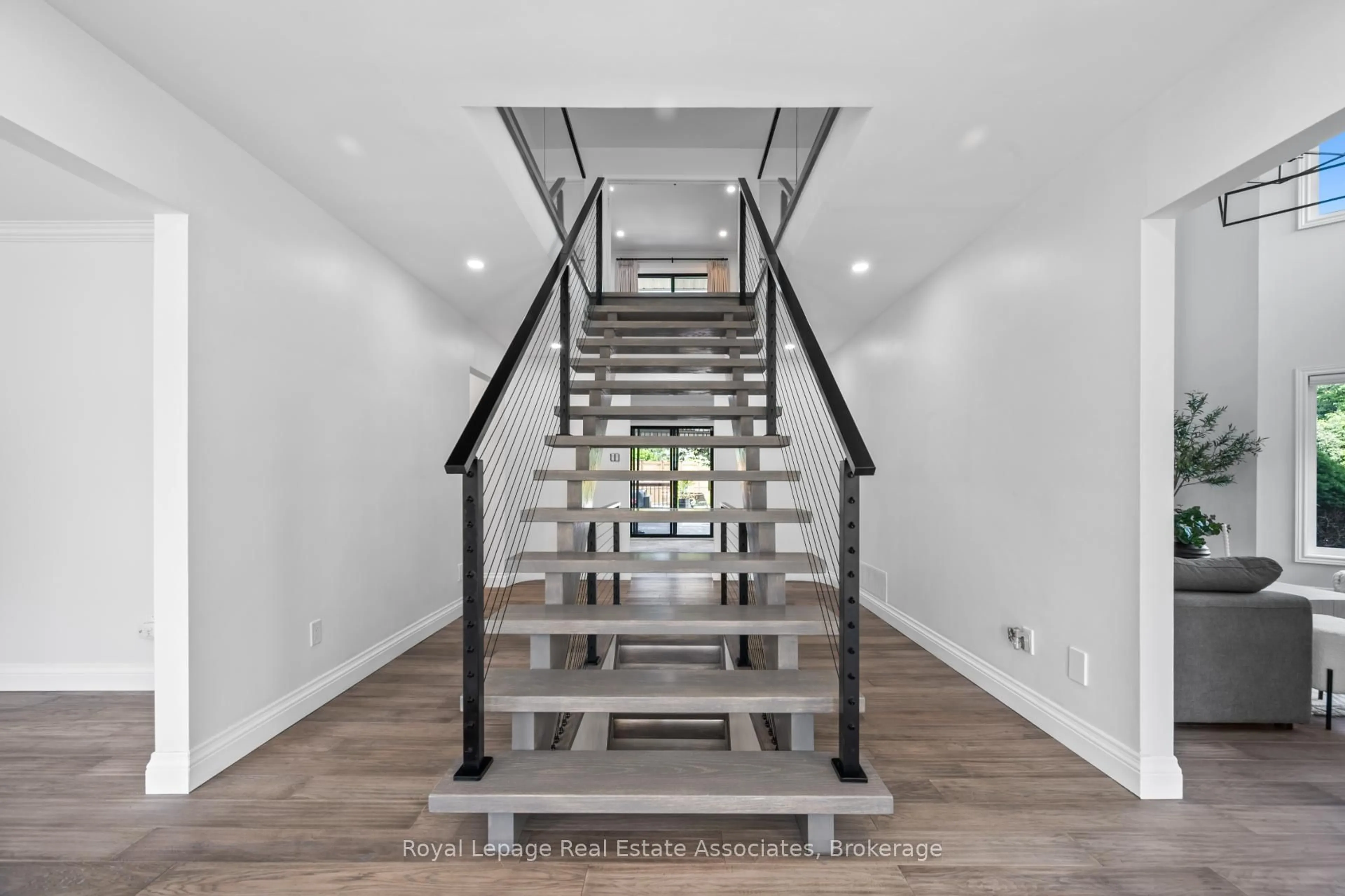 Stairs for 3825 Trelawny Circ, Mississauga Ontario L5N 5J6