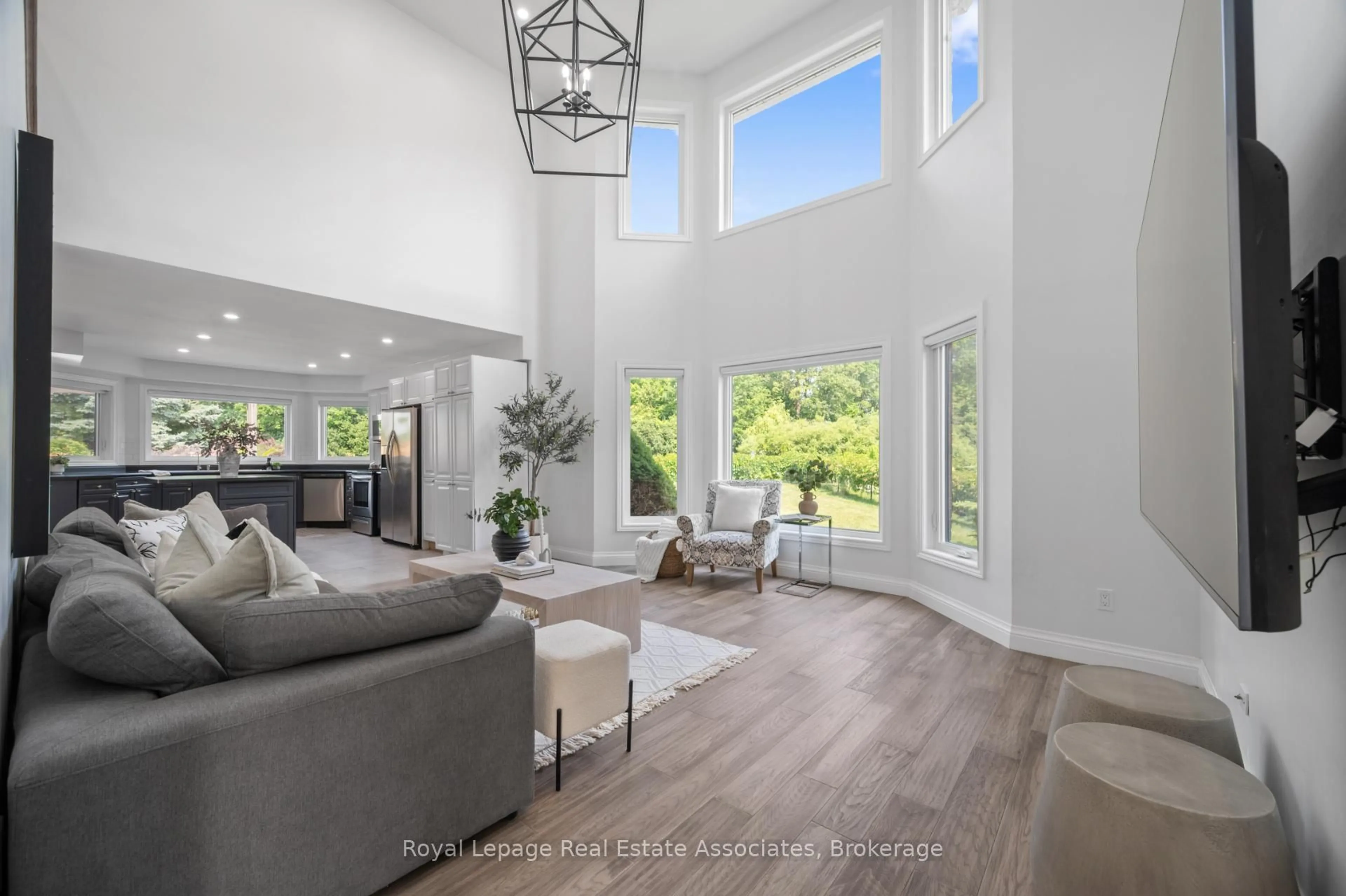 Living room with furniture, unknown for 3825 Trelawny Circ, Mississauga Ontario L5N 5J6