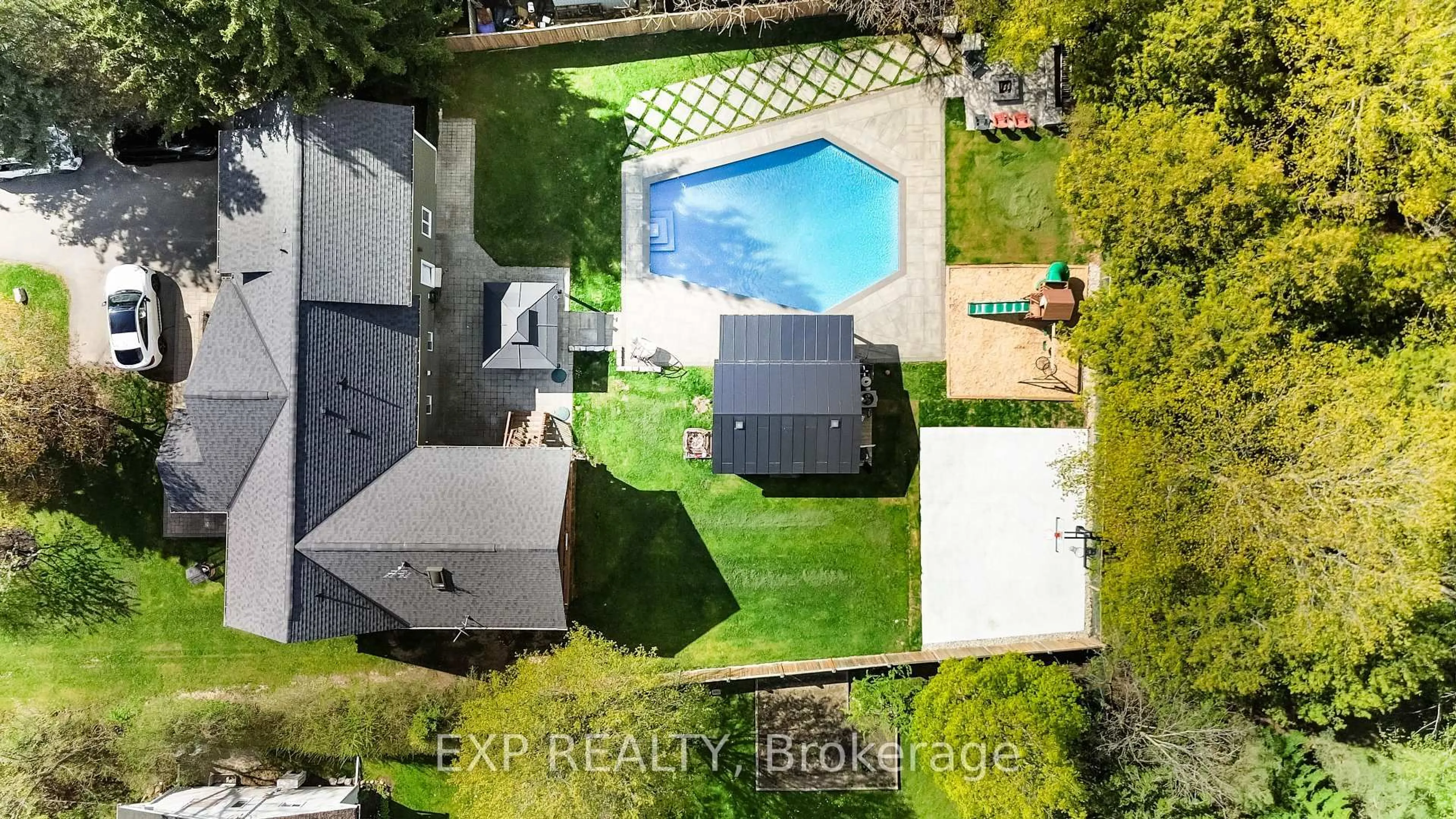 A pic from outside/outdoor area/front of a property/back of a property/a pic from drone, street for 13379 Trafalgar Rd, Halton Hills Ontario L7G 4S4