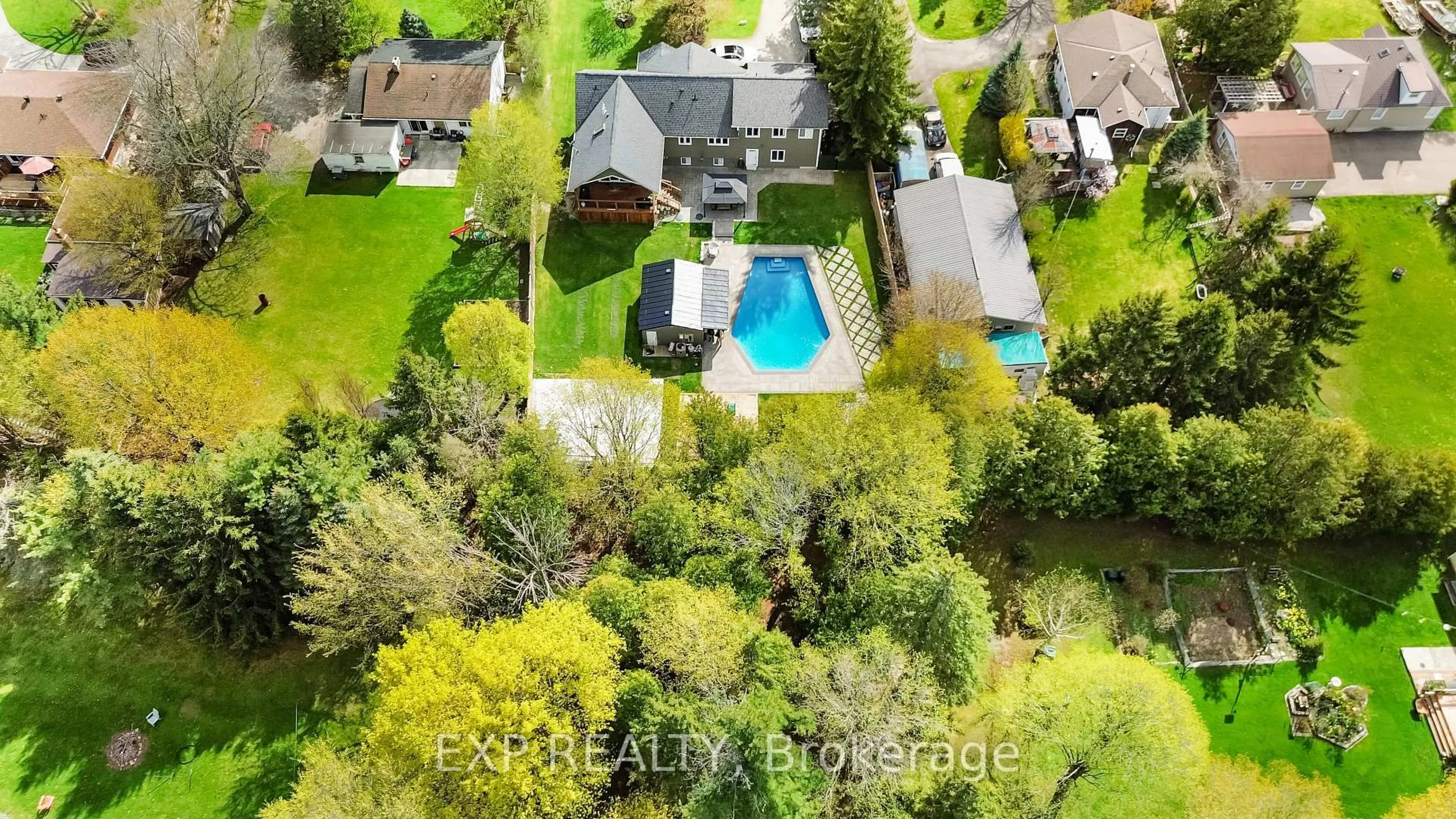 A pic from outside/outdoor area/front of a property/back of a property/a pic from drone, street for 13379 Trafalgar Rd, Halton Hills Ontario L7G 4S4