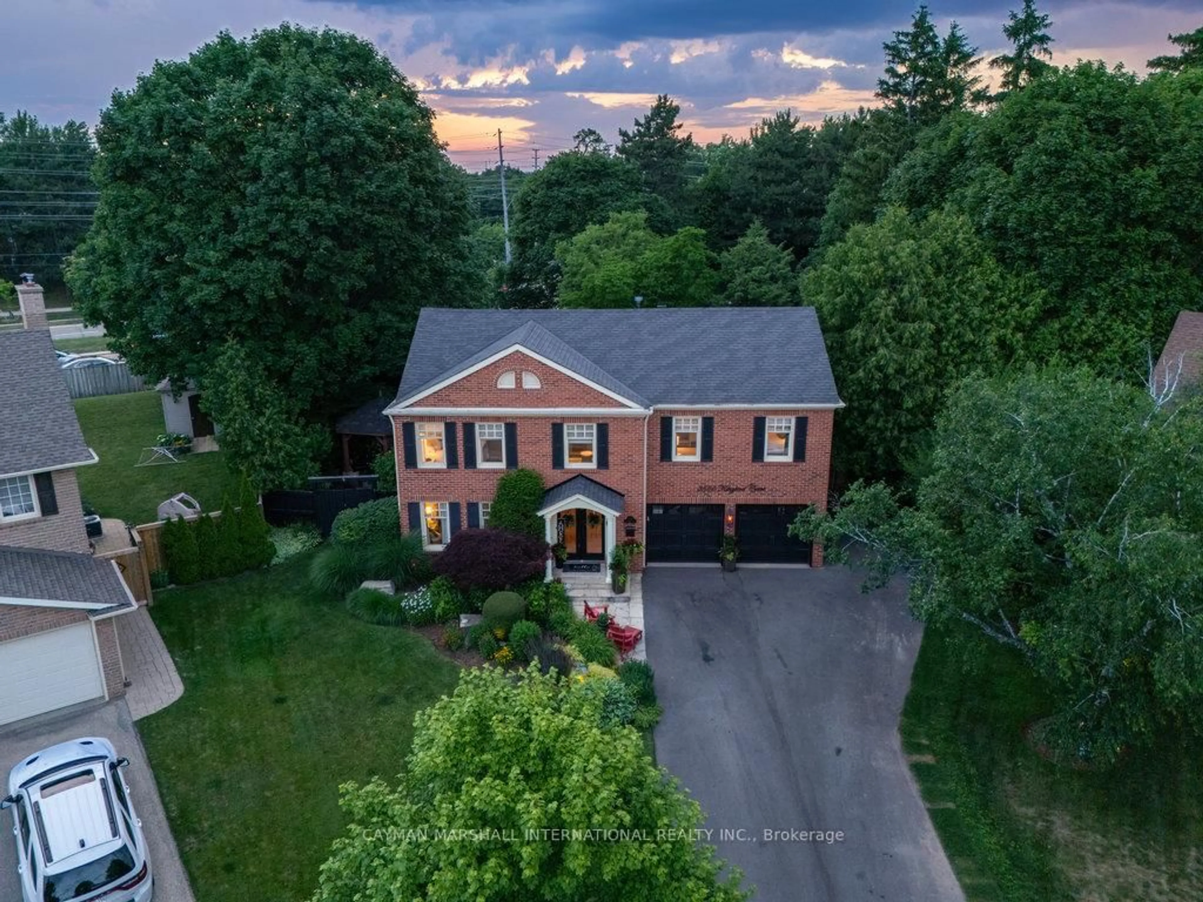 A pic from outside/outdoor area/front of a property/back of a property/a pic from drone, street for 3555 Kingbird Crt, Mississauga Ontario L5L 2P9