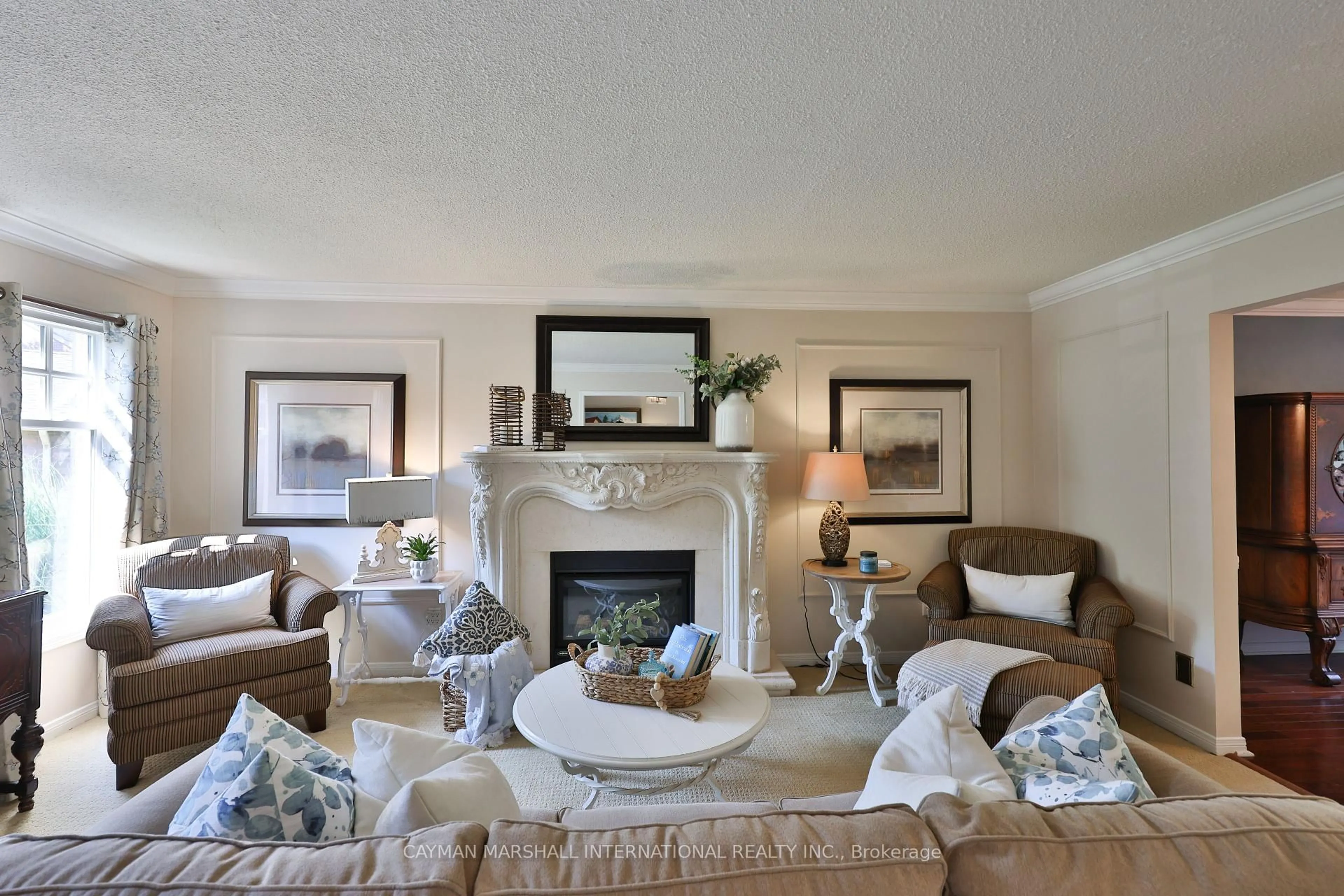 Living room with furniture, unknown for 3555 Kingbird Crt, Mississauga Ontario L5L 2P9