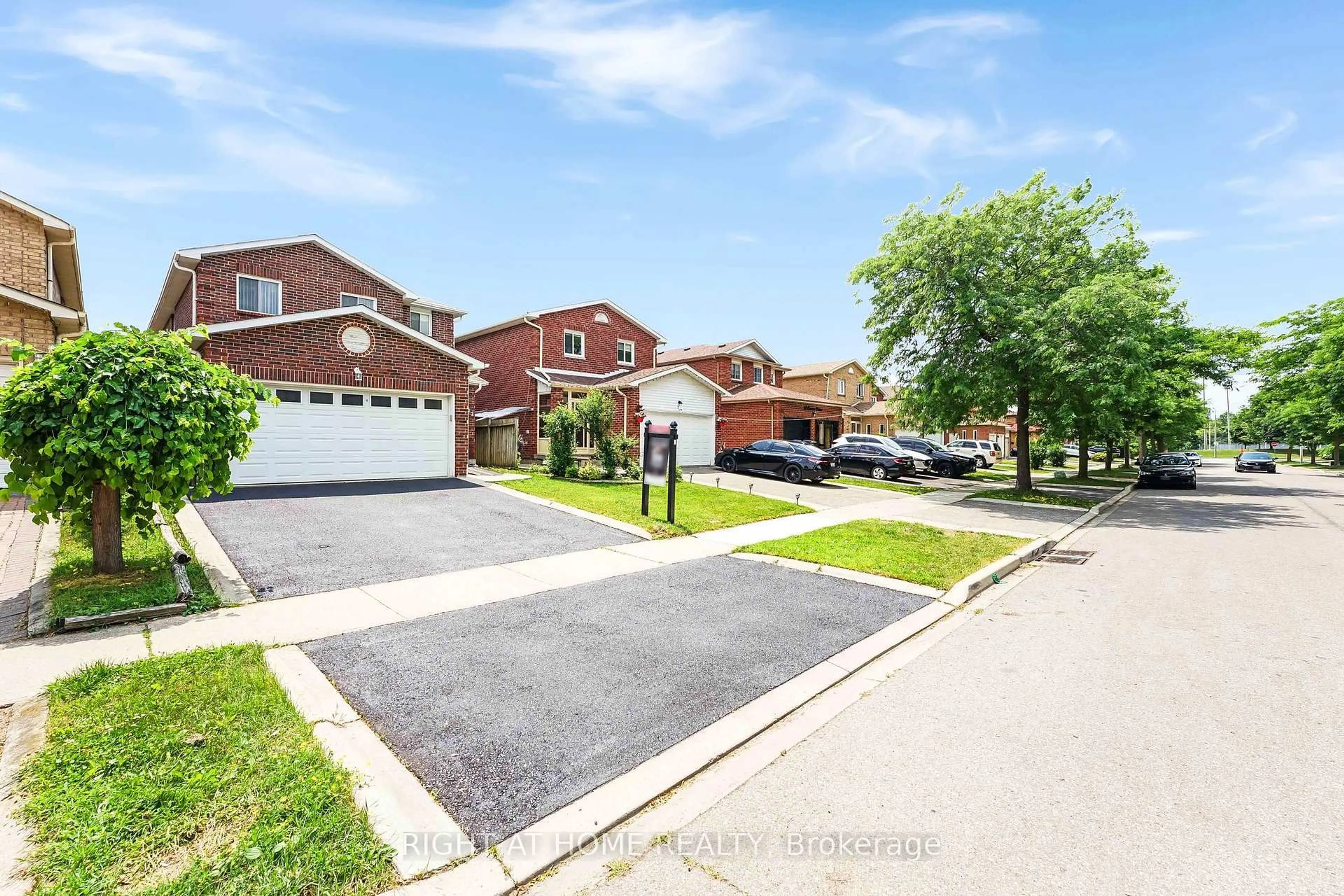 A pic from outside/outdoor area/front of a property/back of a property/a pic from drone, street for 22 Donna Dr, Brampton Ontario L6Z 3T2