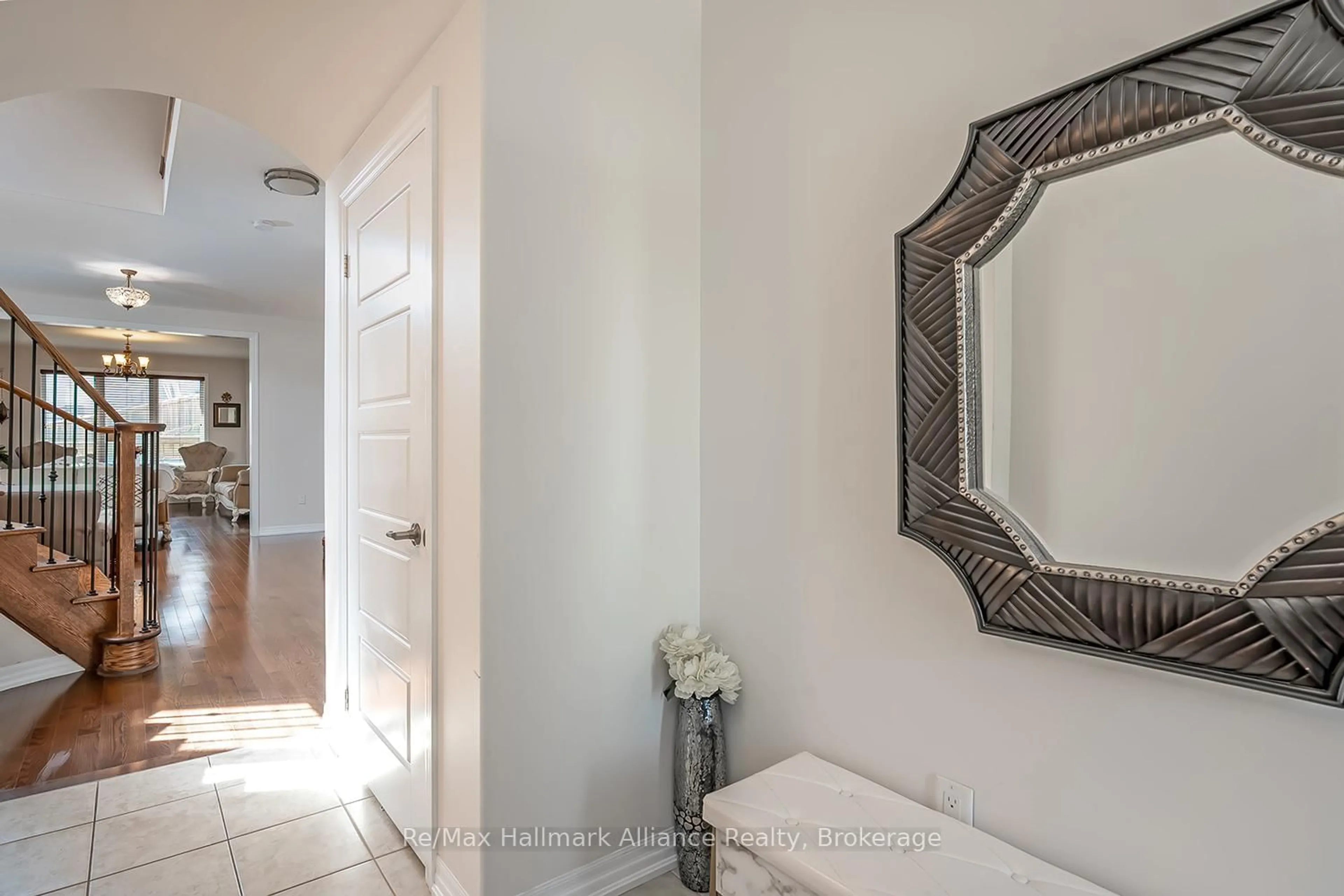 Indoor entryway for 177 Sixteen Mile Dr, Oakville Ontario L6M 0T7