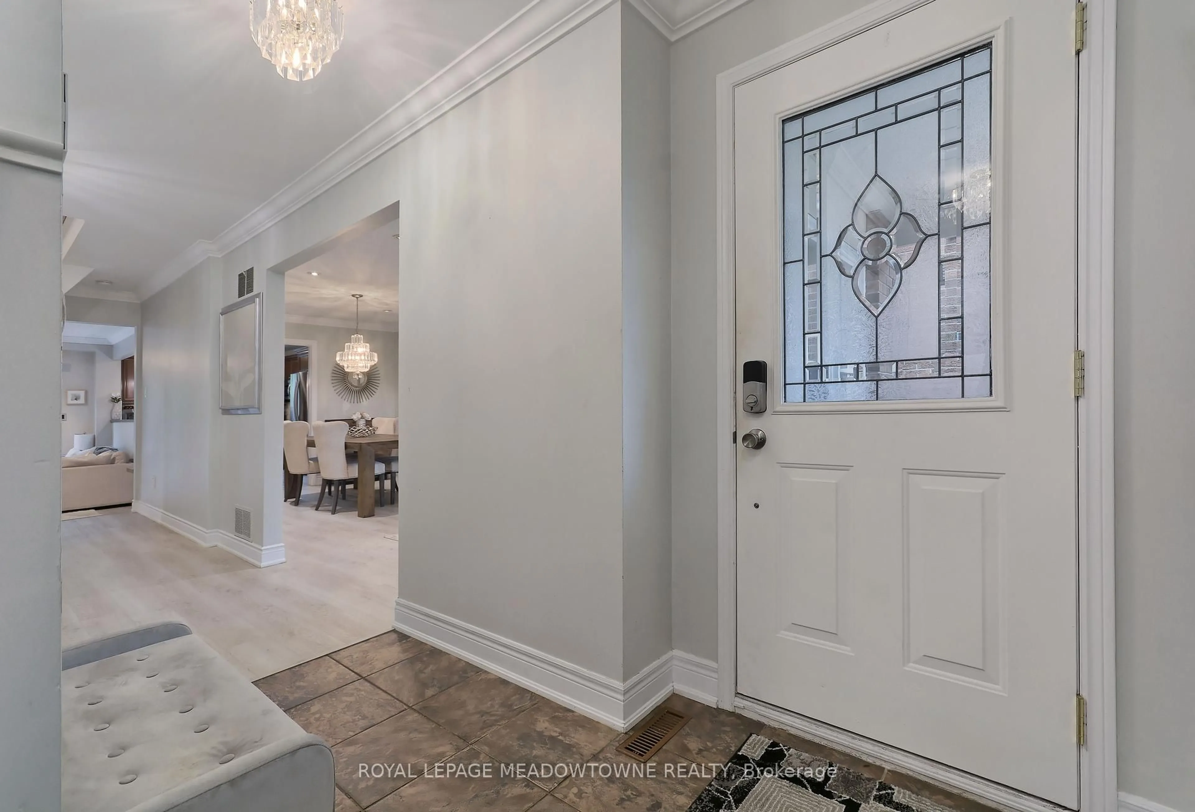 Indoor entryway for 4320 Shelby Cres, Mississauga Ontario L4W 3T3