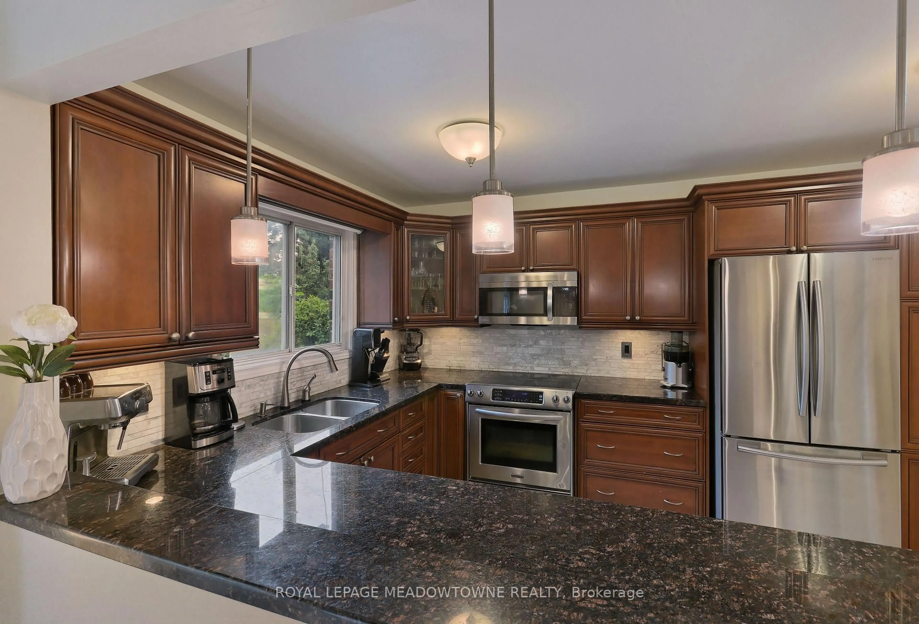 Open concept kitchen, ceramic/tile floor for 4320 Shelby Cres, Mississauga Ontario L4W 3T3