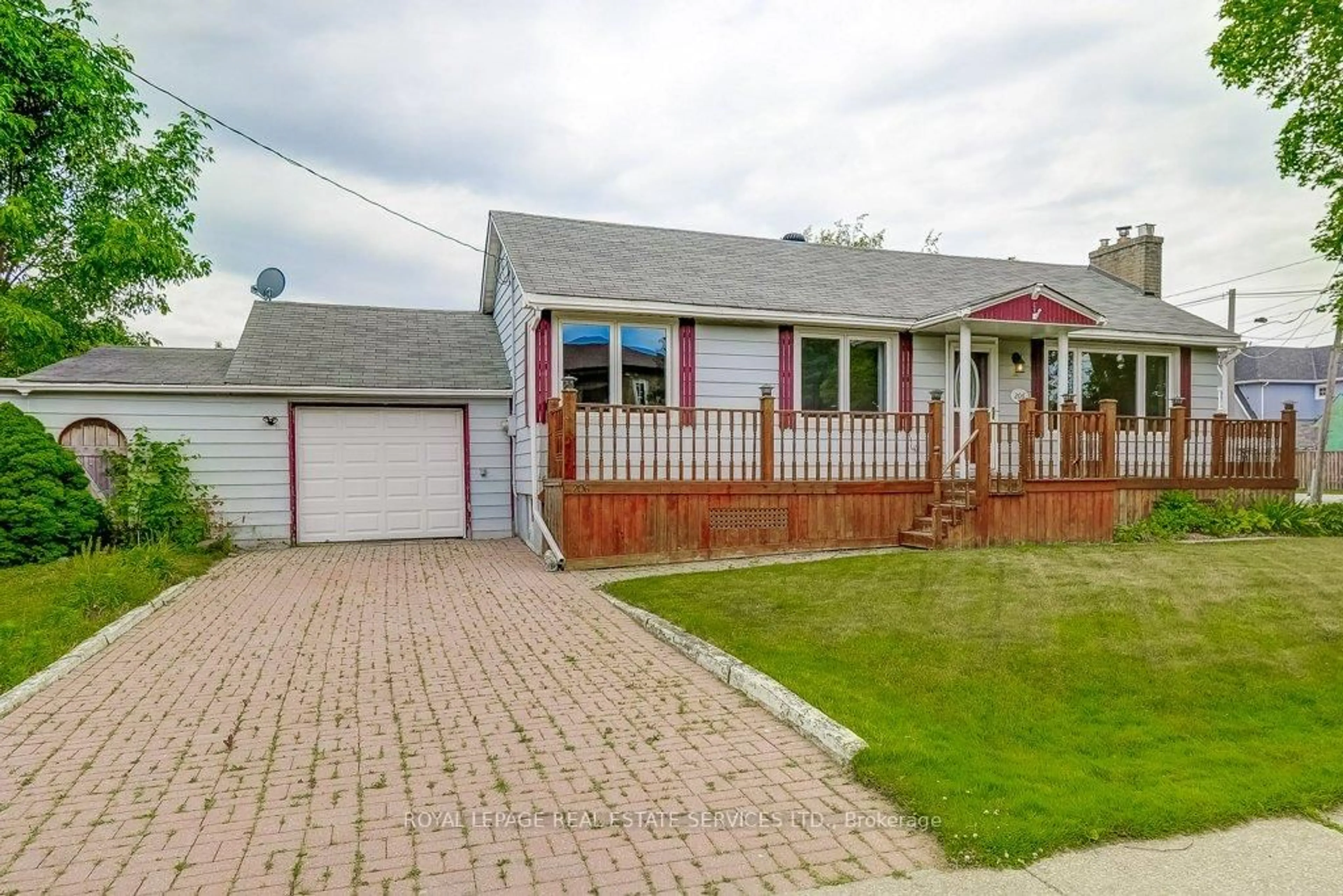 A pic from outside/outdoor area/front of a property/back of a property/a pic from drone, street for 206 Maurice Dr, Oakville Ontario L6K 2W9