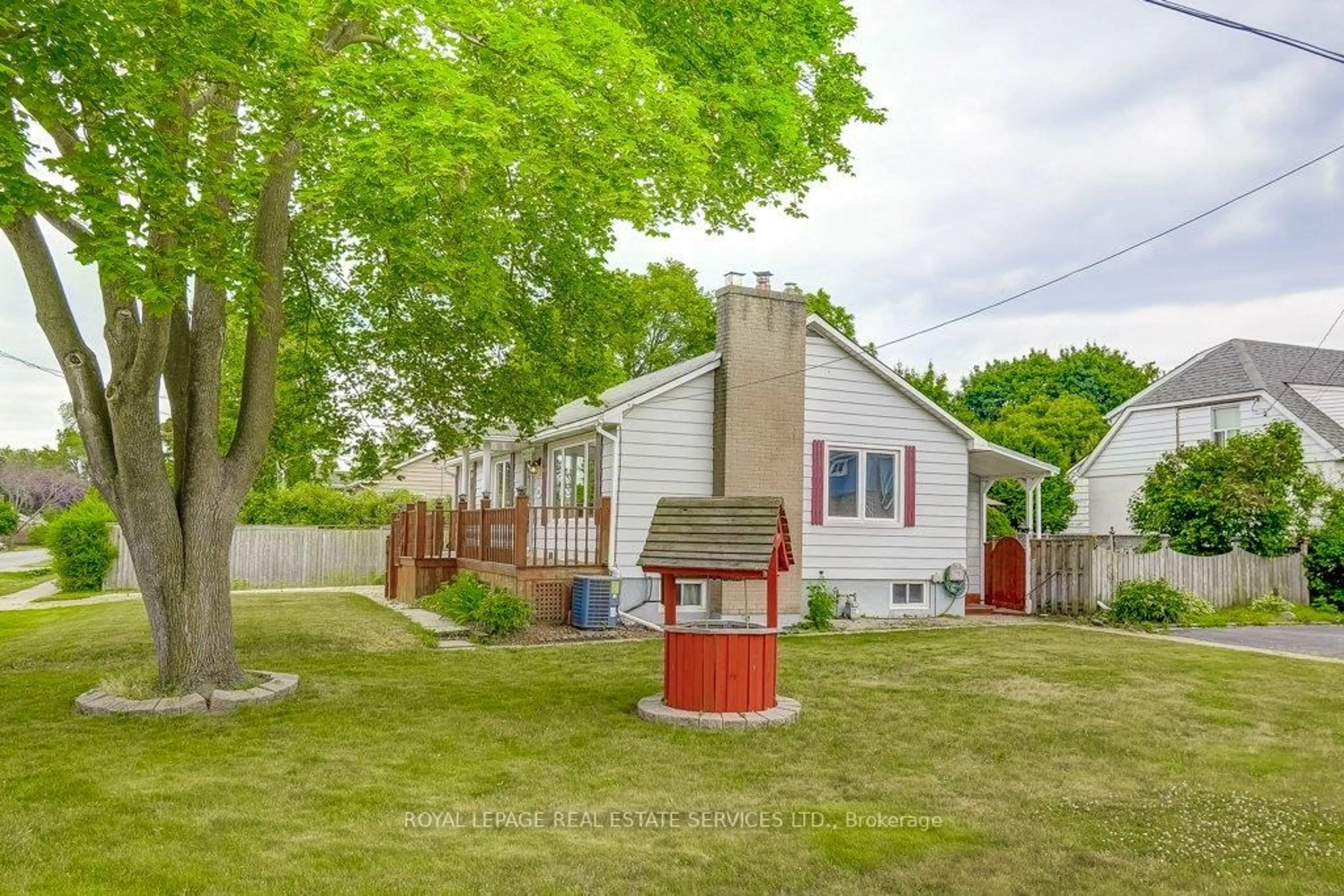 Home with vinyl exterior material, street for 206 Maurice Dr, Oakville Ontario L6K 2W9