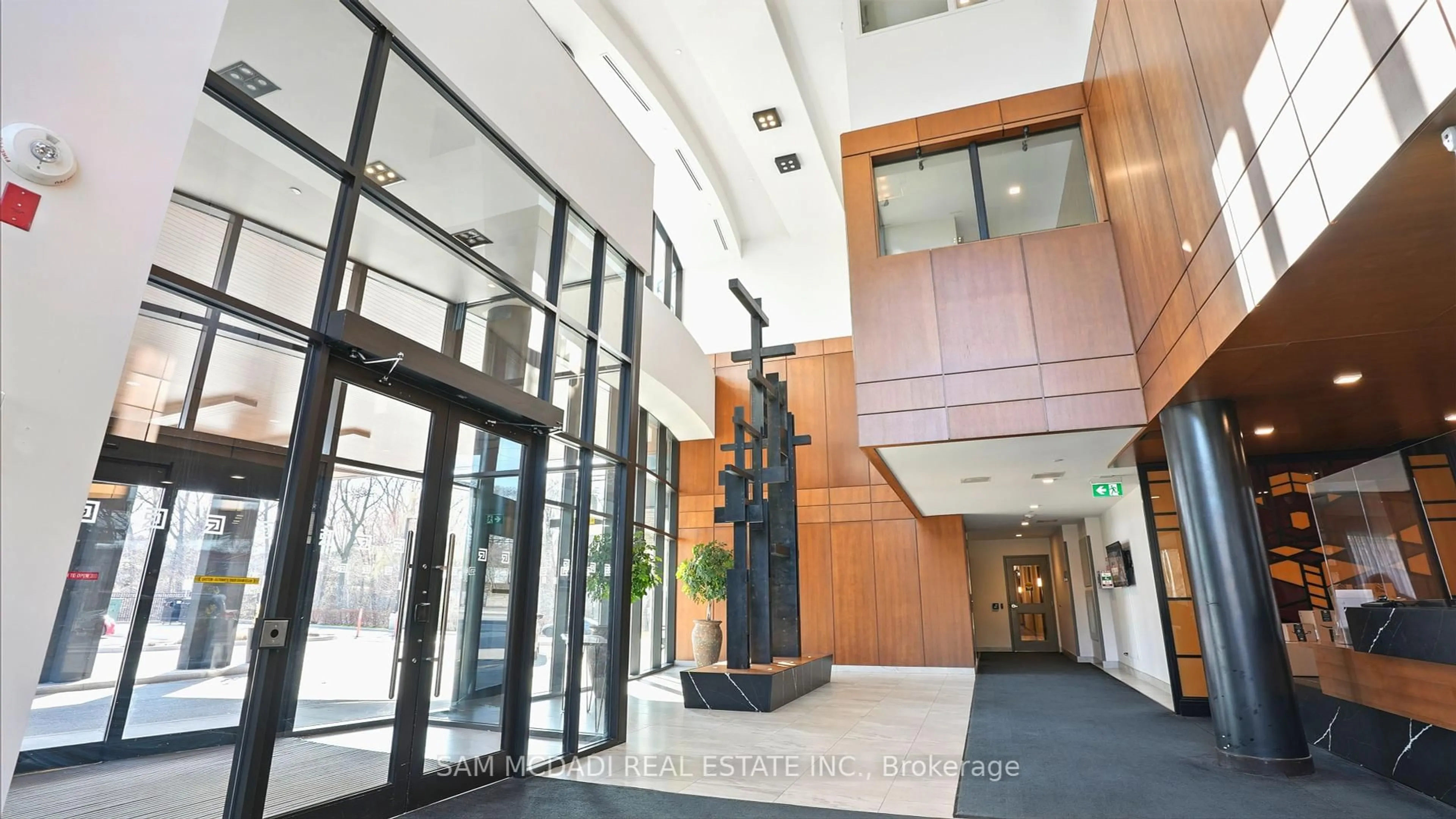 Indoor foyer for 1575 Lakeshore Rd #415, Mississauga Ontario L5J 0B1