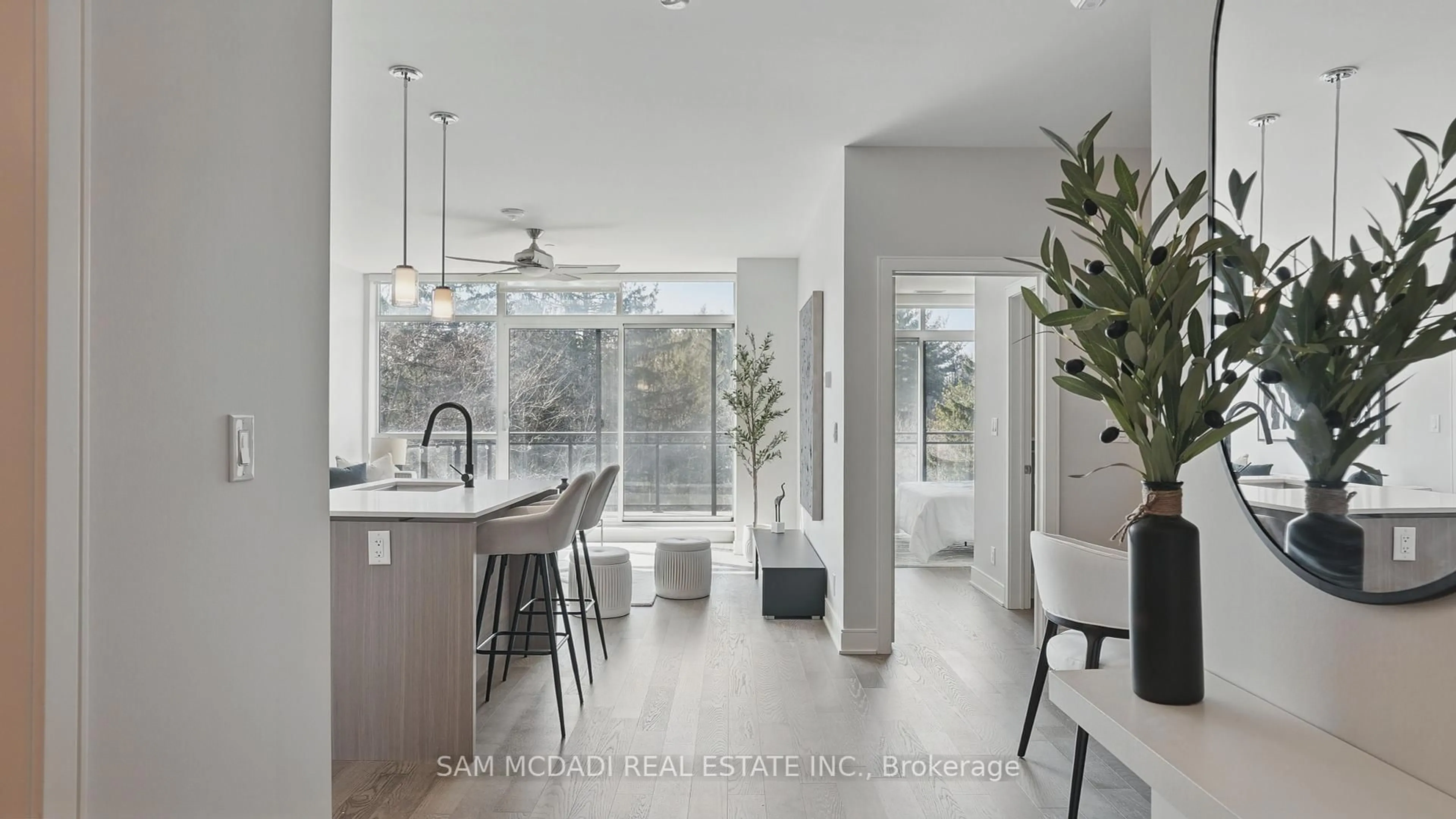 Open concept kitchen, ceramic/tile floor for 1575 Lakeshore Rd #415, Mississauga Ontario L5J 0B1