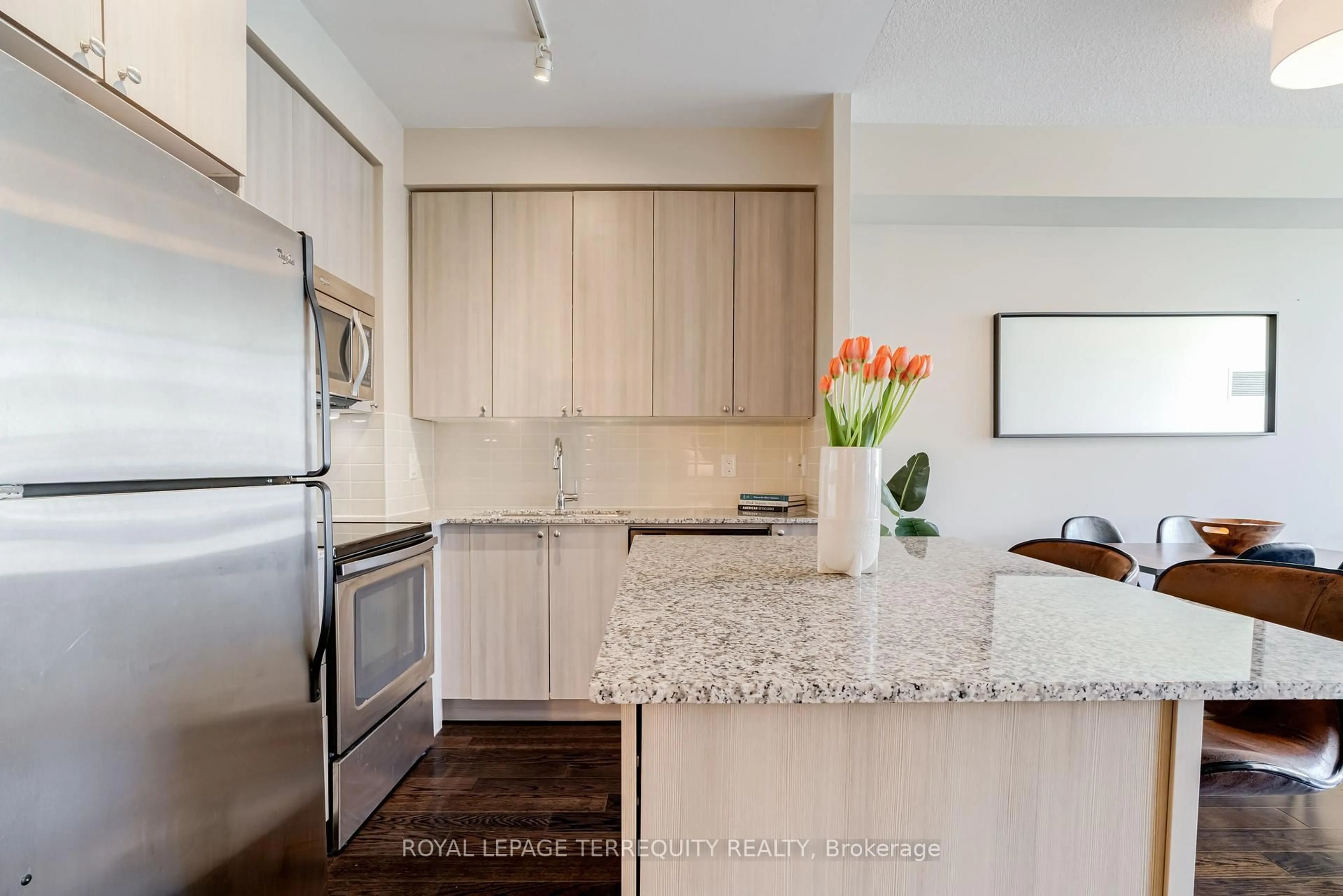 Unknown for 1638 Bloor St #204, Toronto Ontario M6P 0A6