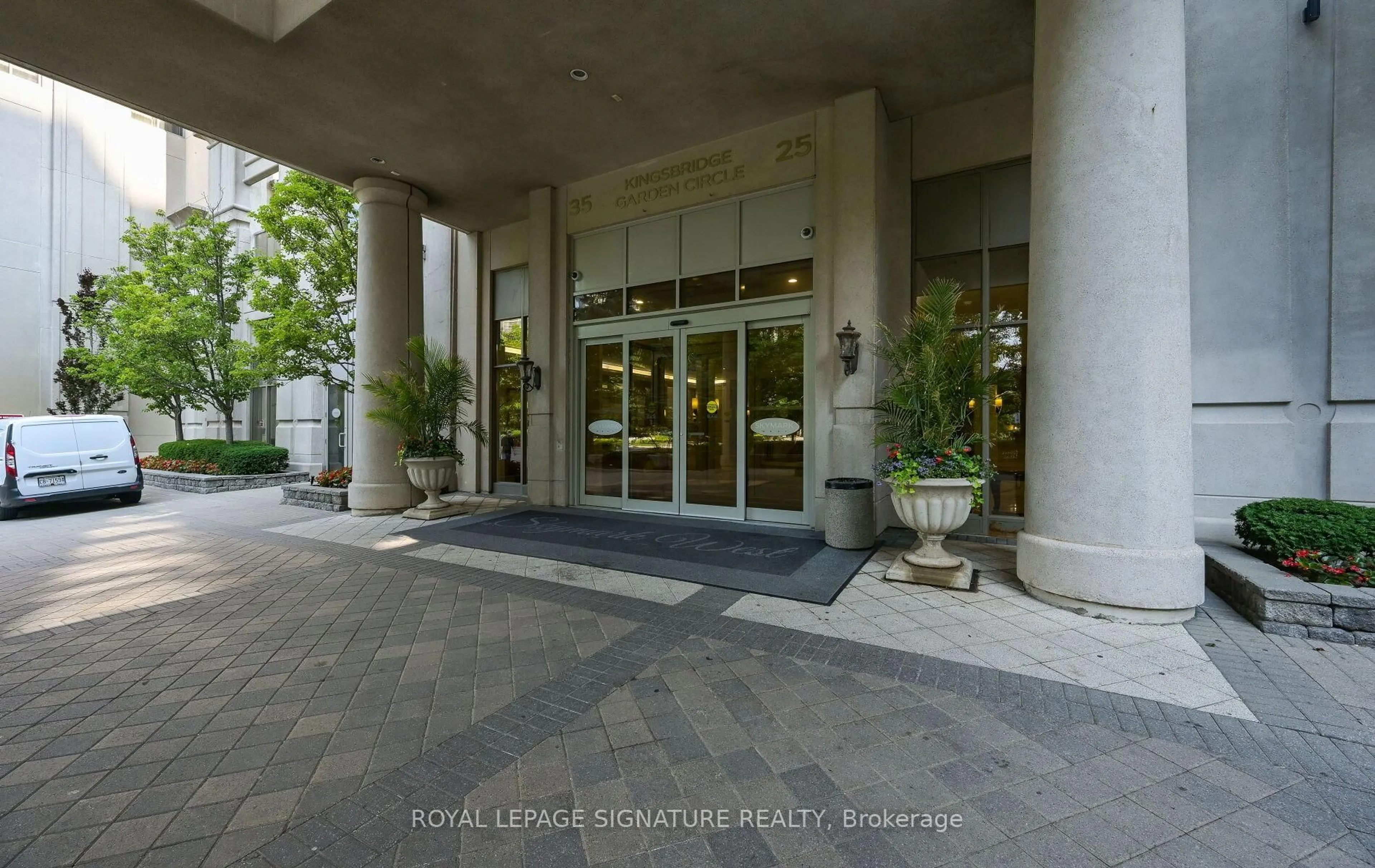 Indoor foyer for 35 Kingsbridge Garden Circ #1009, Mississauga Ontario L5R 3Z5