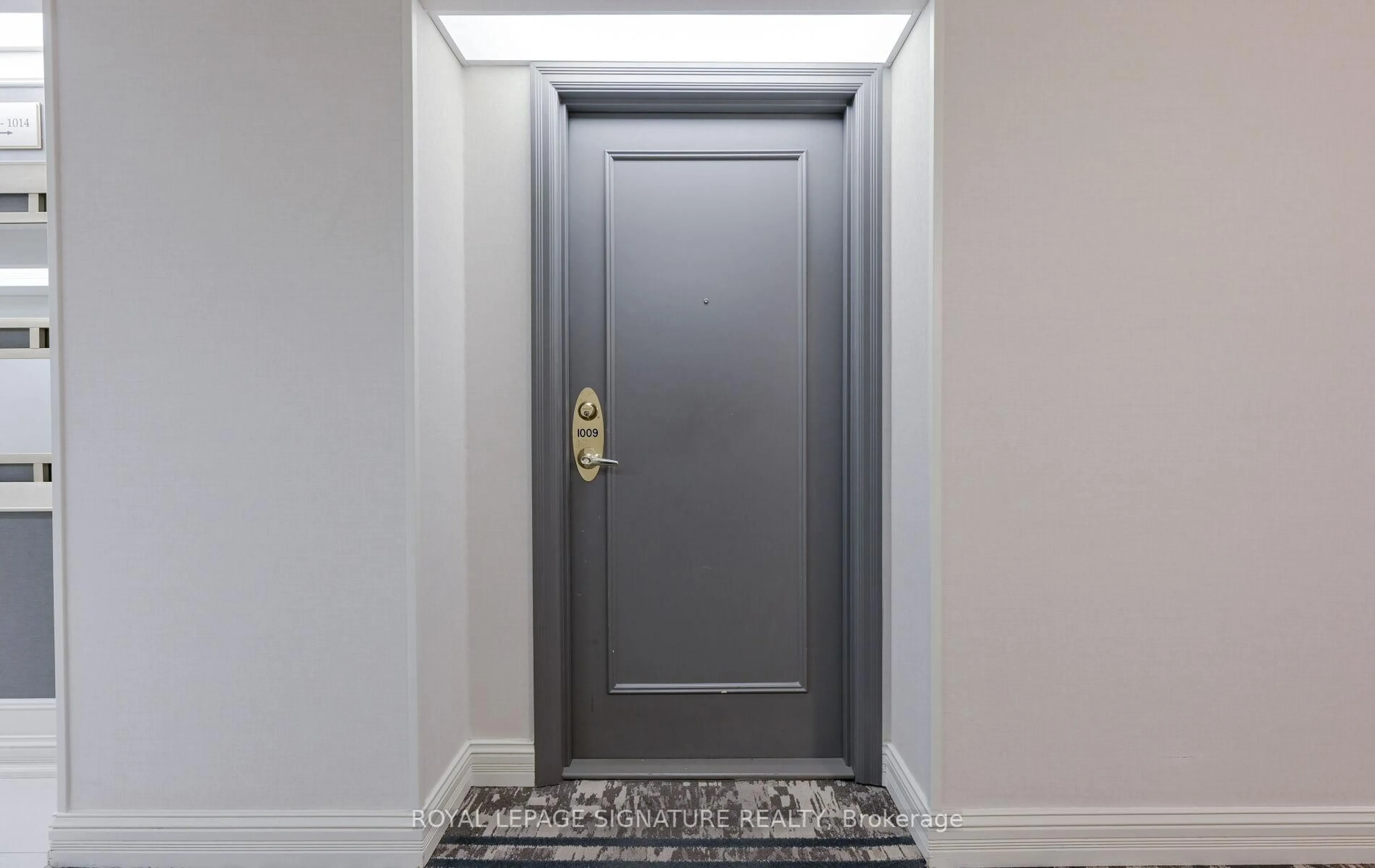 Indoor entryway for 35 Kingsbridge Garden Circ #1009, Mississauga Ontario L5R 3Z5