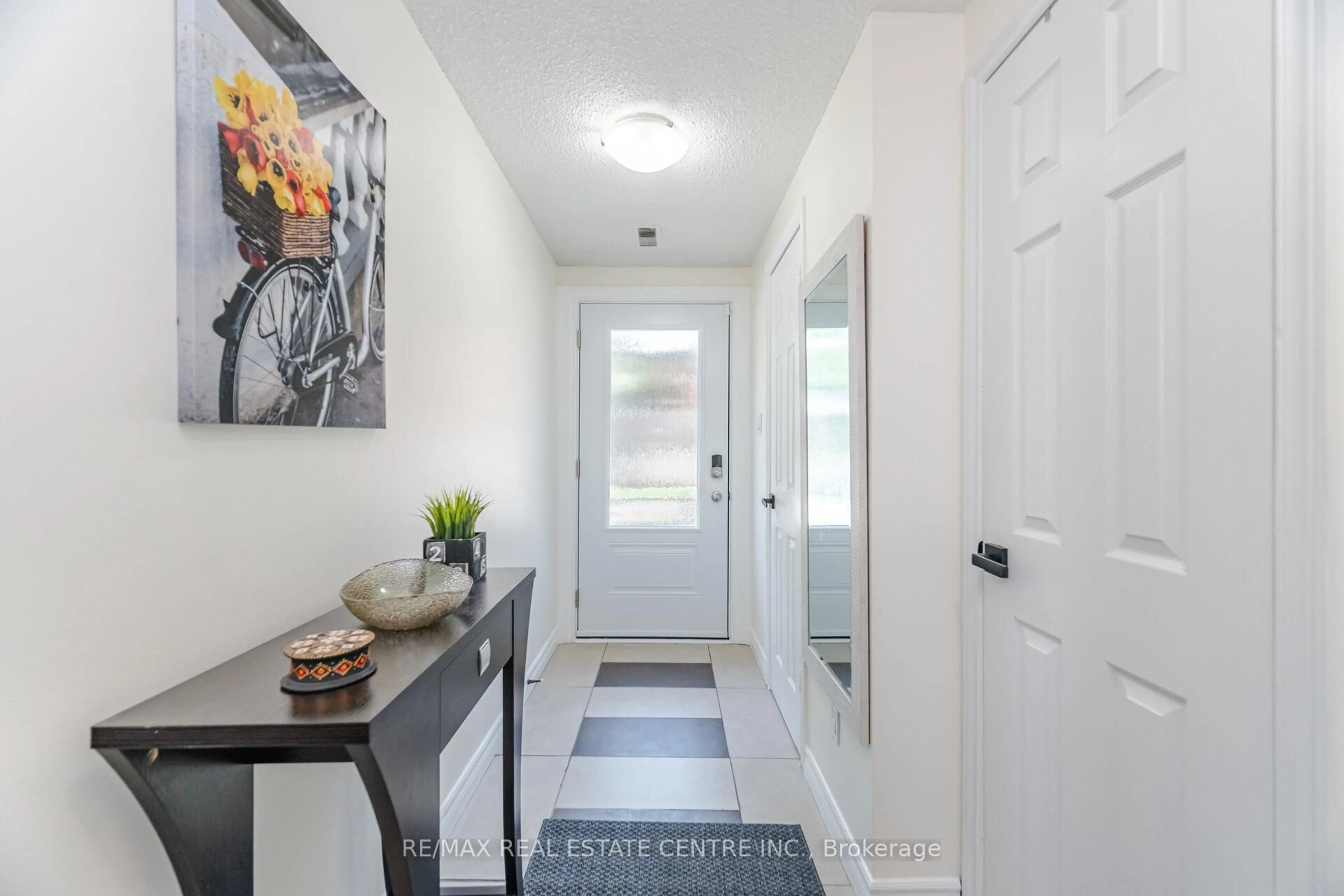 Indoor entryway for 30 Heslop Rd #34, Milton Ontario L9T 1B3