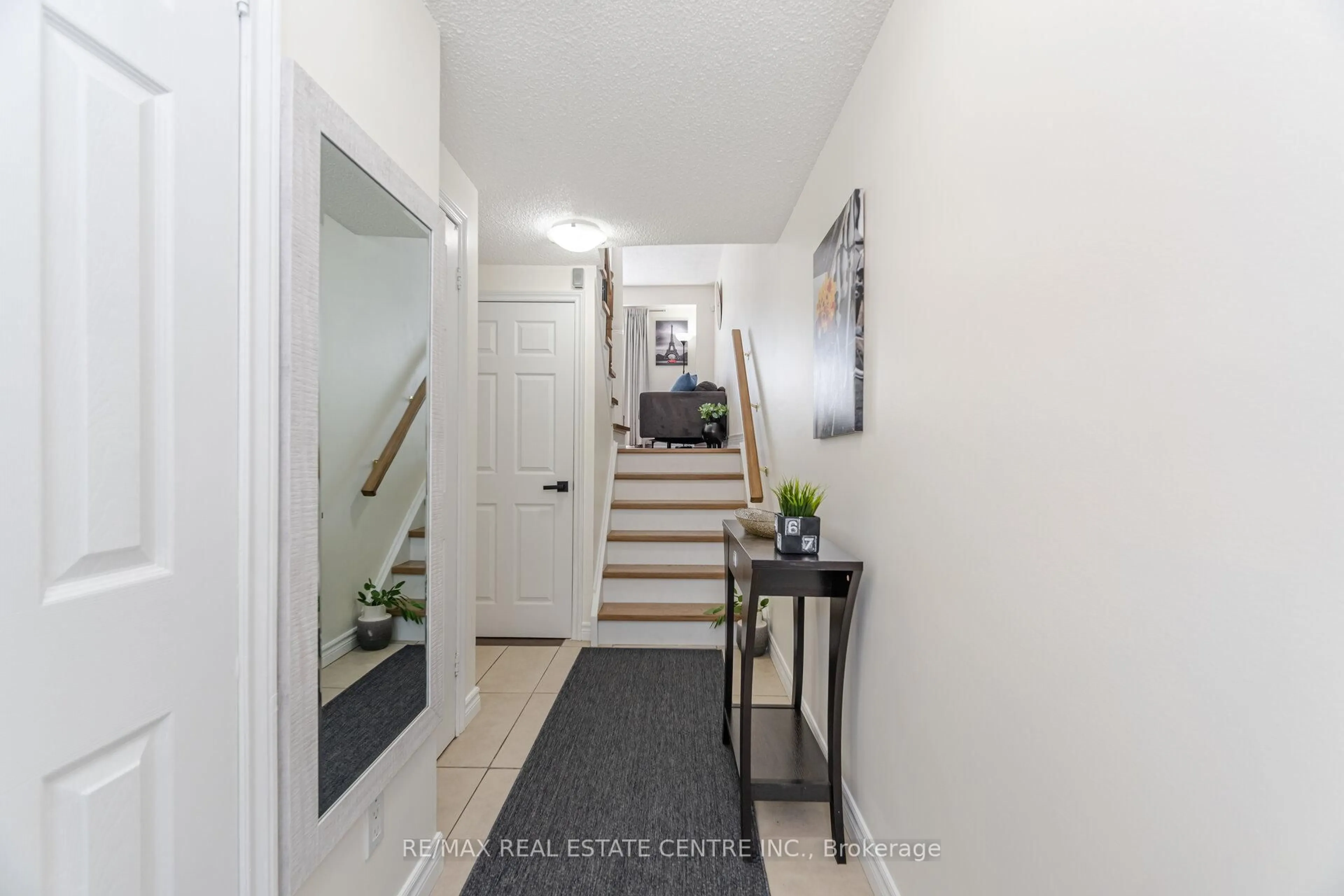 Indoor entryway for 30 Heslop Rd #34, Milton Ontario L9T 1B3