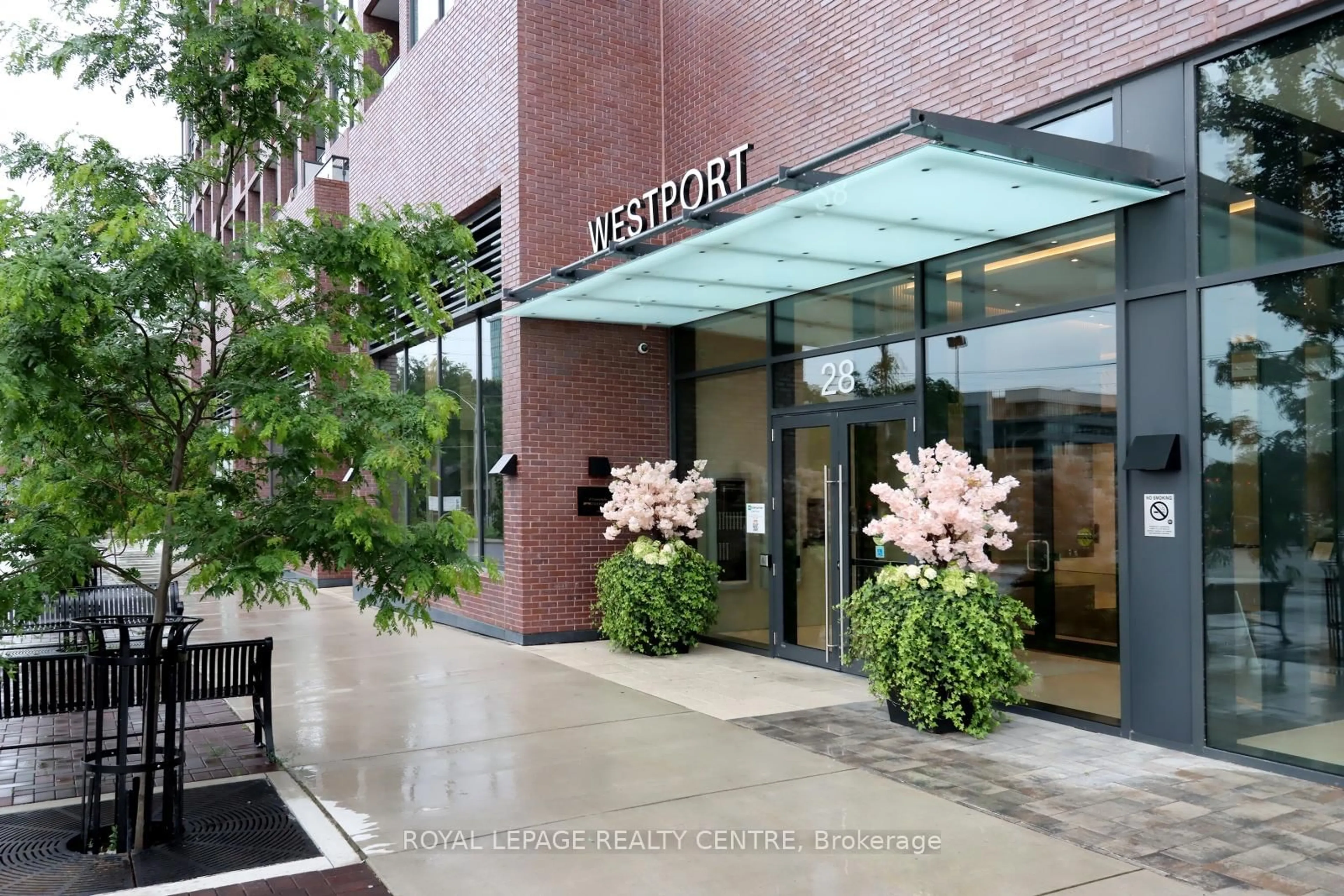 Indoor foyer for 28 Ann St #1119, Mississauga Ontario L5G 0E1