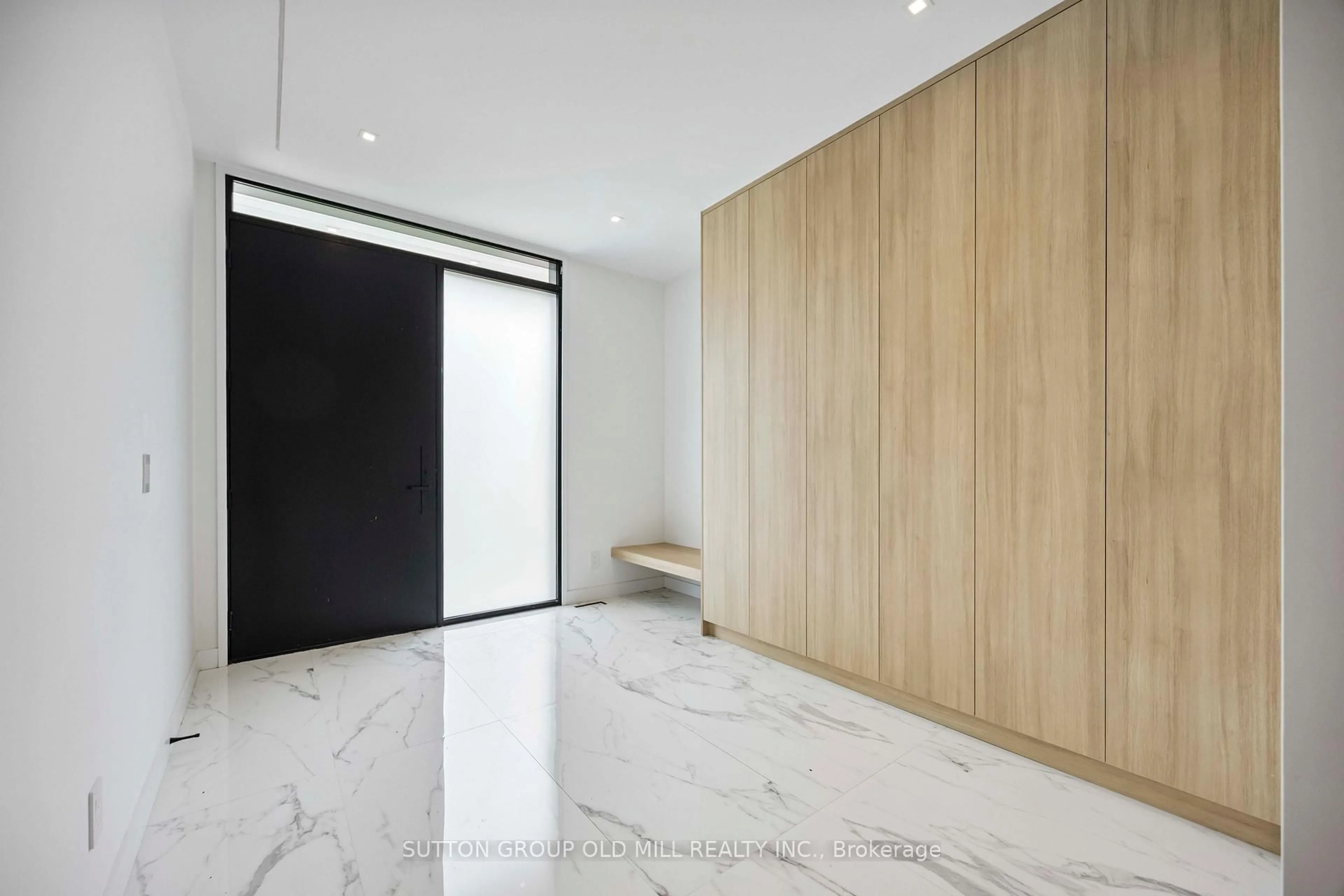 Indoor foyer for 91 Regal Rd, Toronto Ontario M6H 2J6