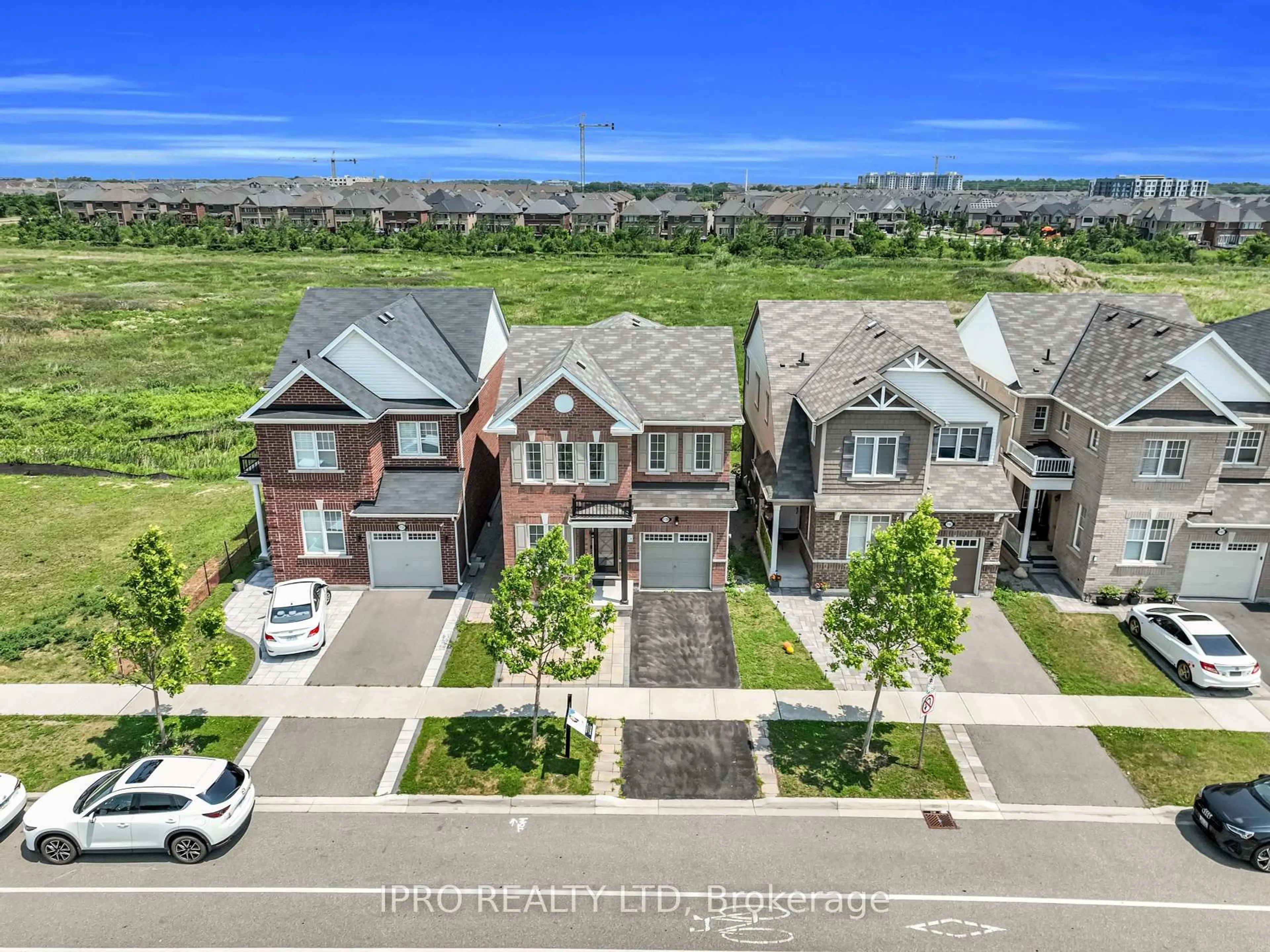 A pic from outside/outdoor area/front of a property/back of a property/a pic from drone, street for 1139 Farmstead Dr, Milton Ontario L9E 1K8