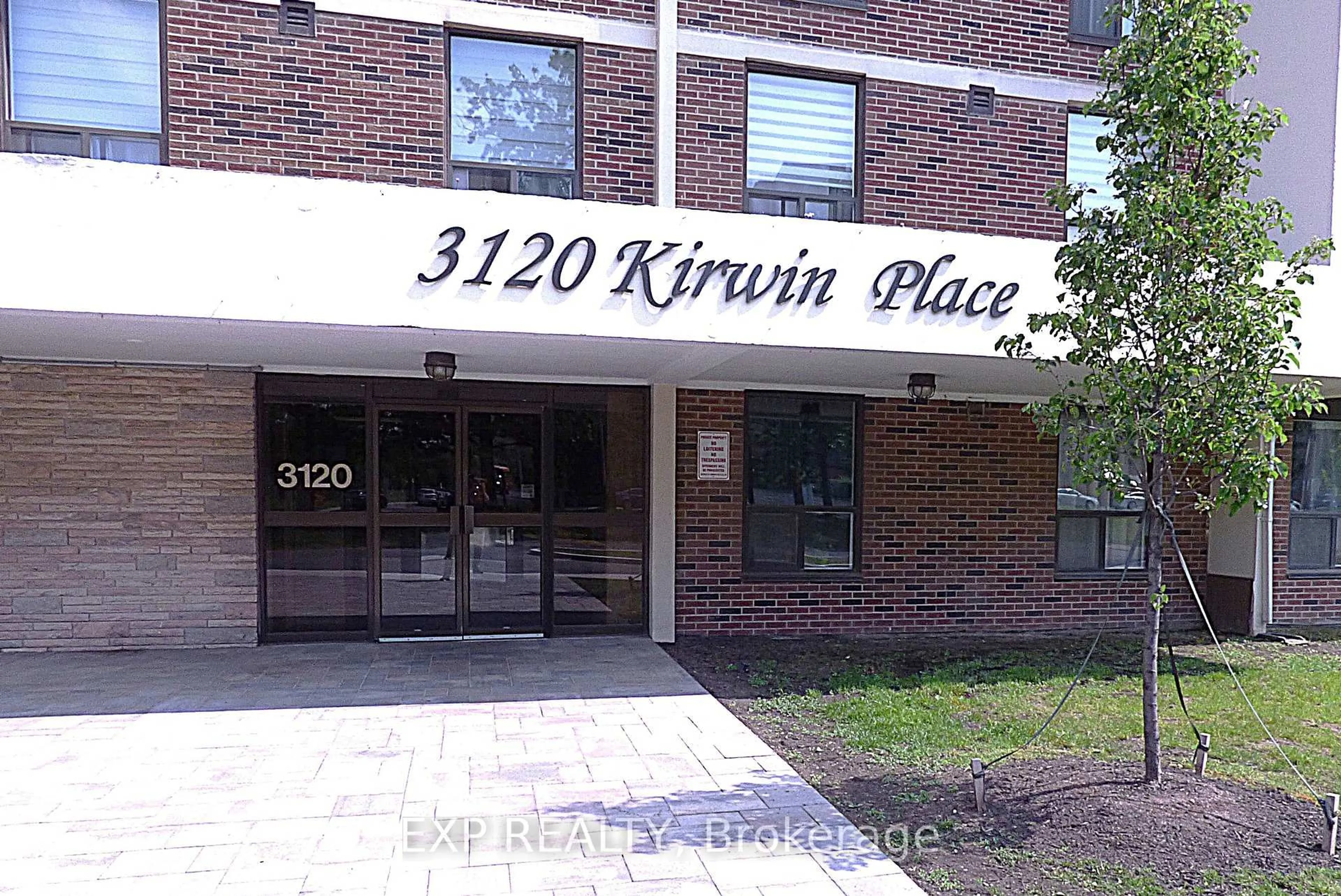 Indoor foyer for 3120 Kirwin Ave #609, Mississauga Ontario L5A 3R2