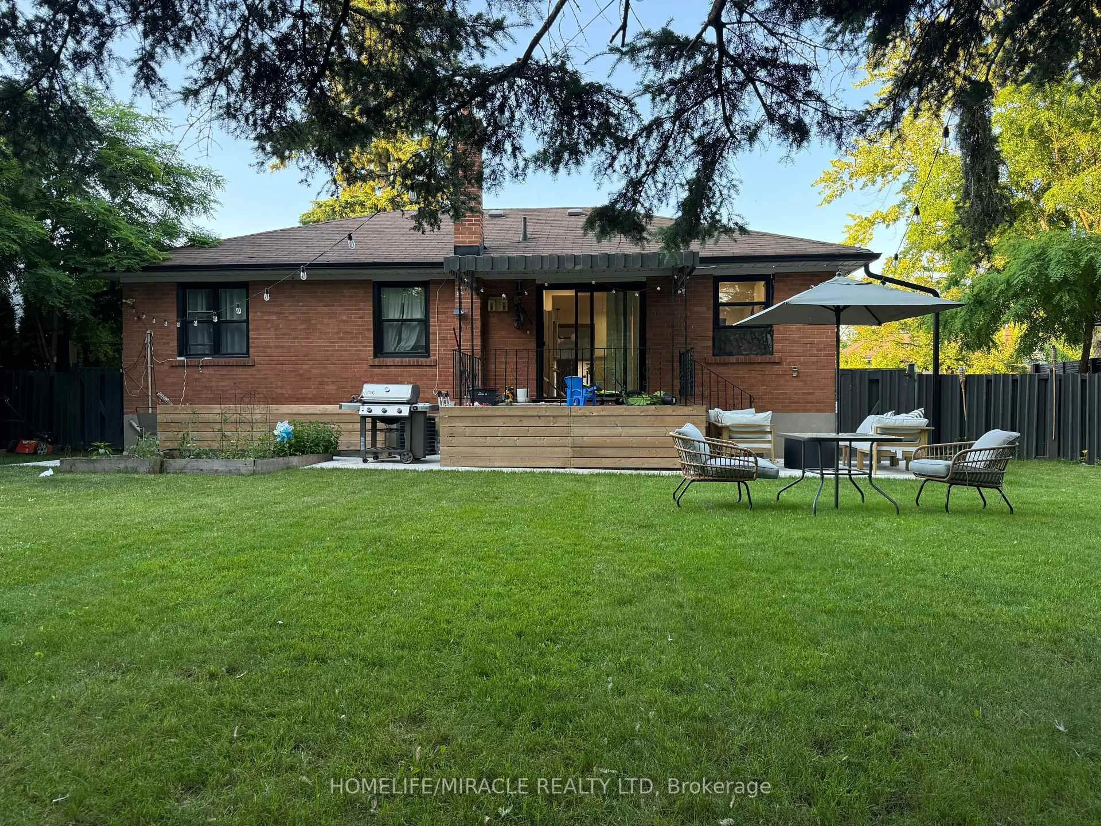 A pic from outside/outdoor area/front of a property/back of a property/a pic from drone, street for 568 Weir Ave, Oakville Ontario L6L 4X4