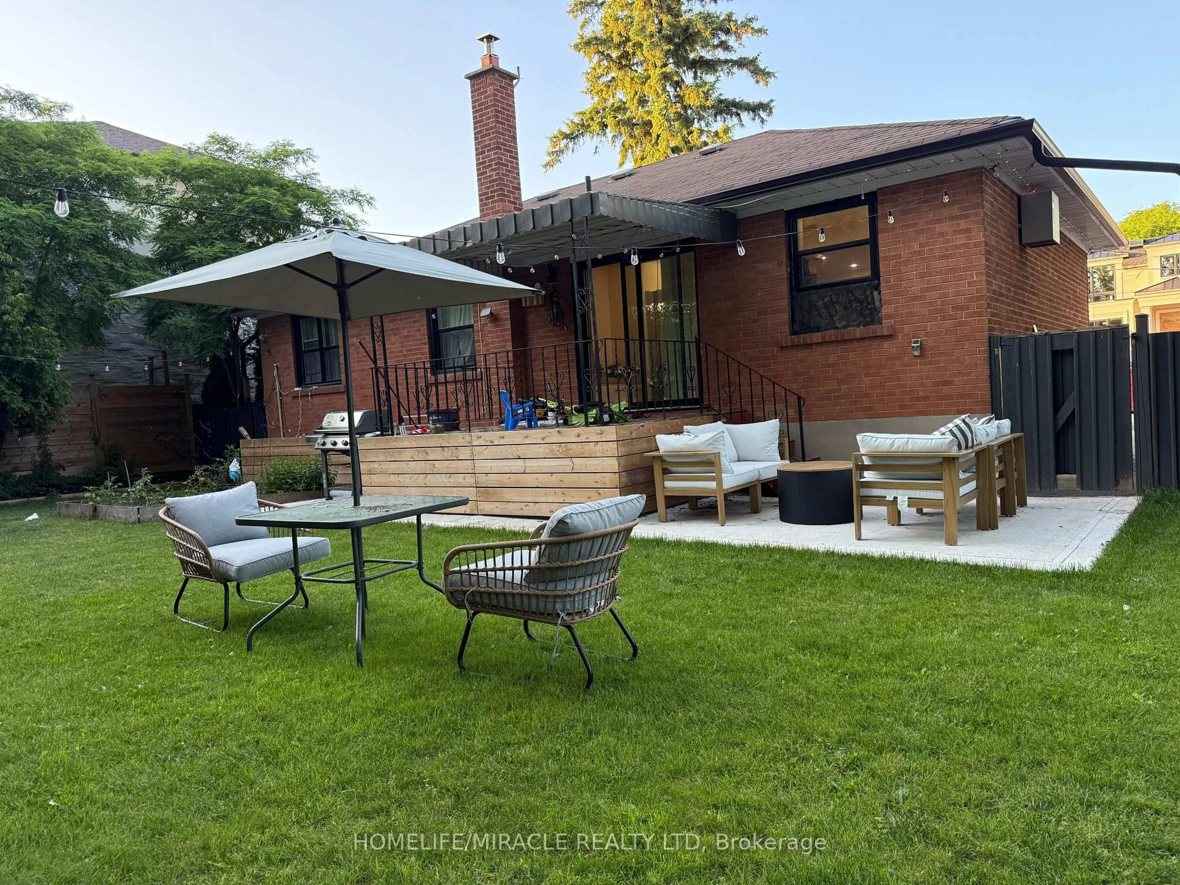 Patio, street for 568 Weir Ave, Oakville Ontario L6L 4X4