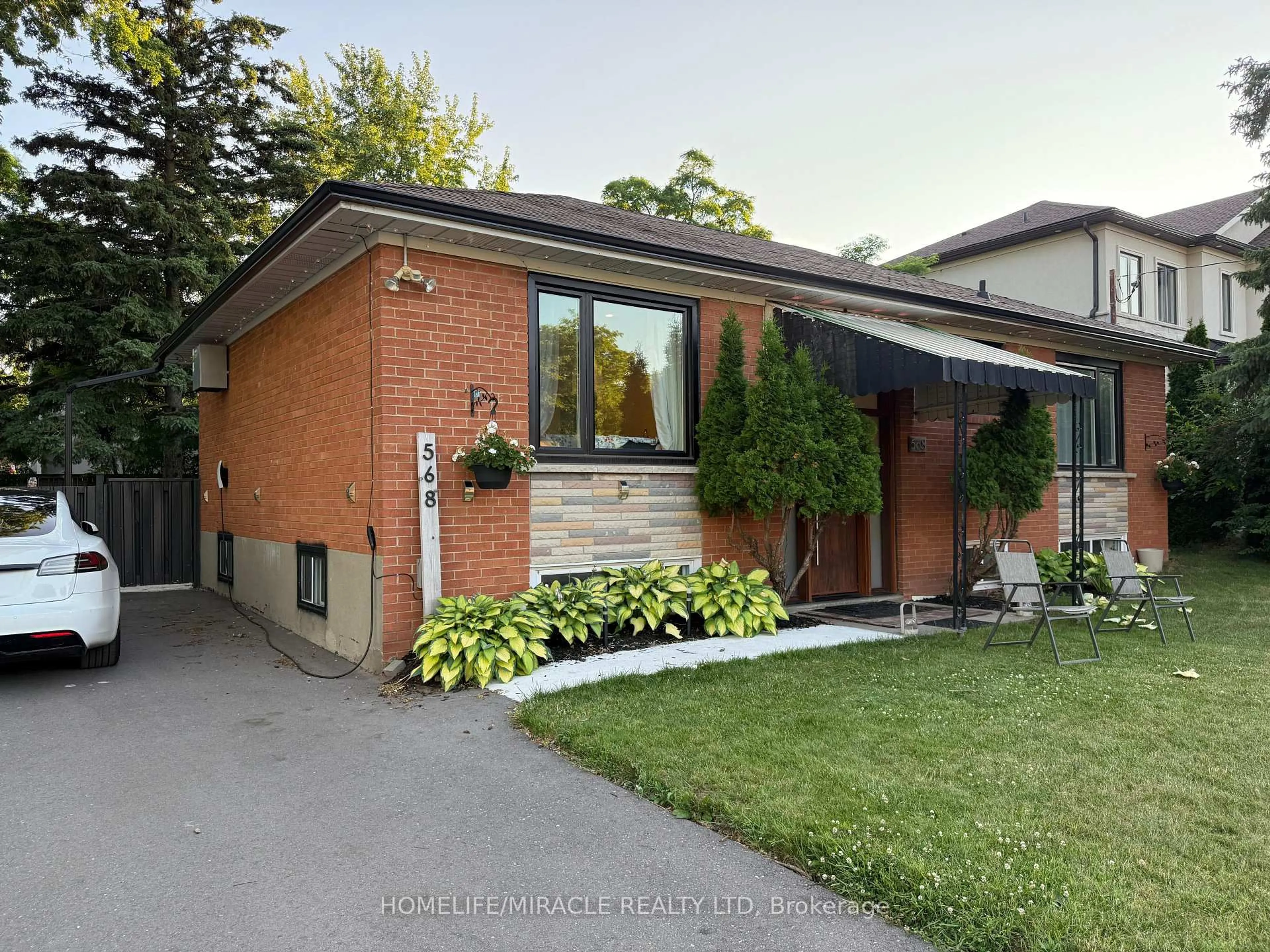 Home with brick exterior material, street for 568 Weir Ave, Oakville Ontario L6L 4X4