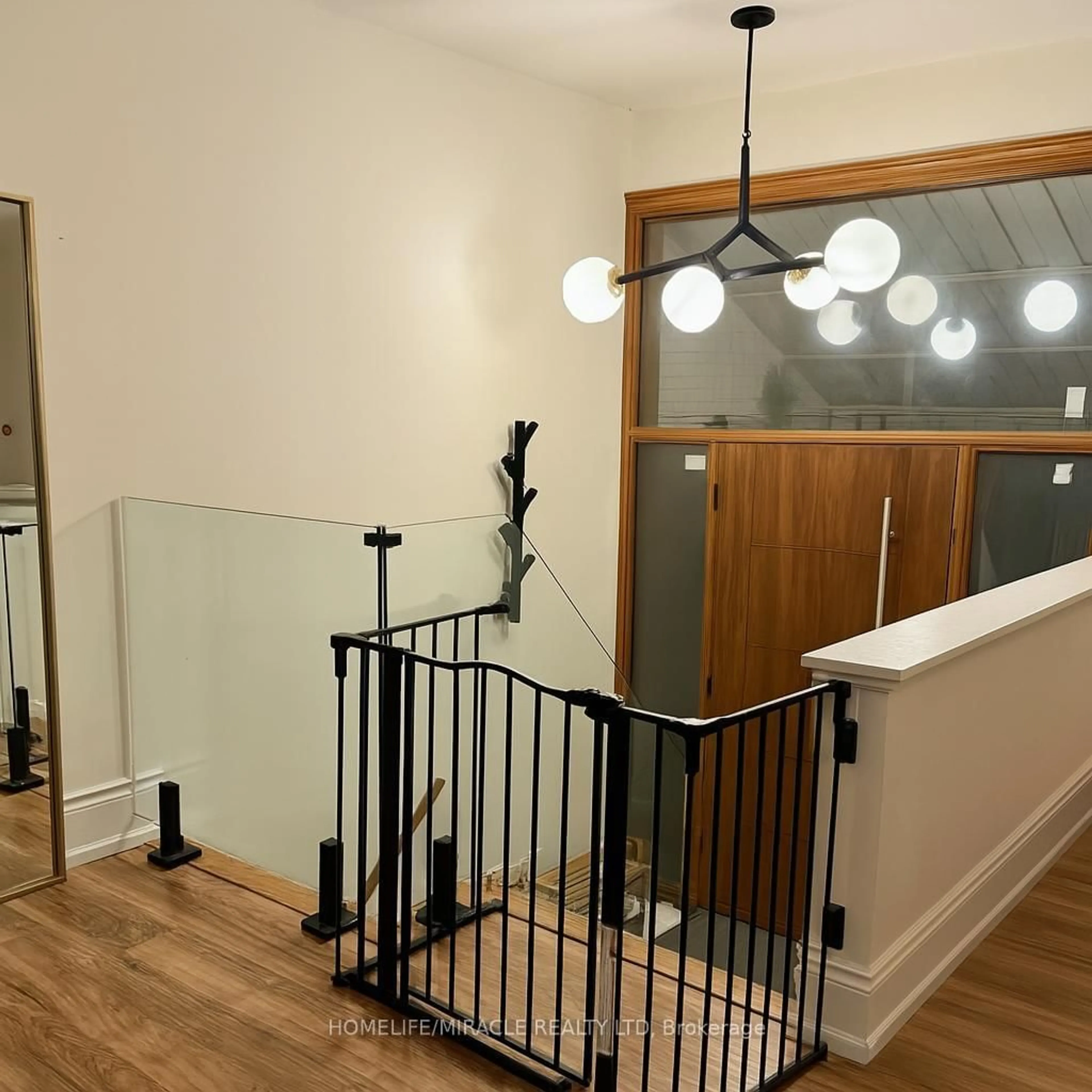 Indoor foyer for 568 Weir Ave, Oakville Ontario L6L 4X4