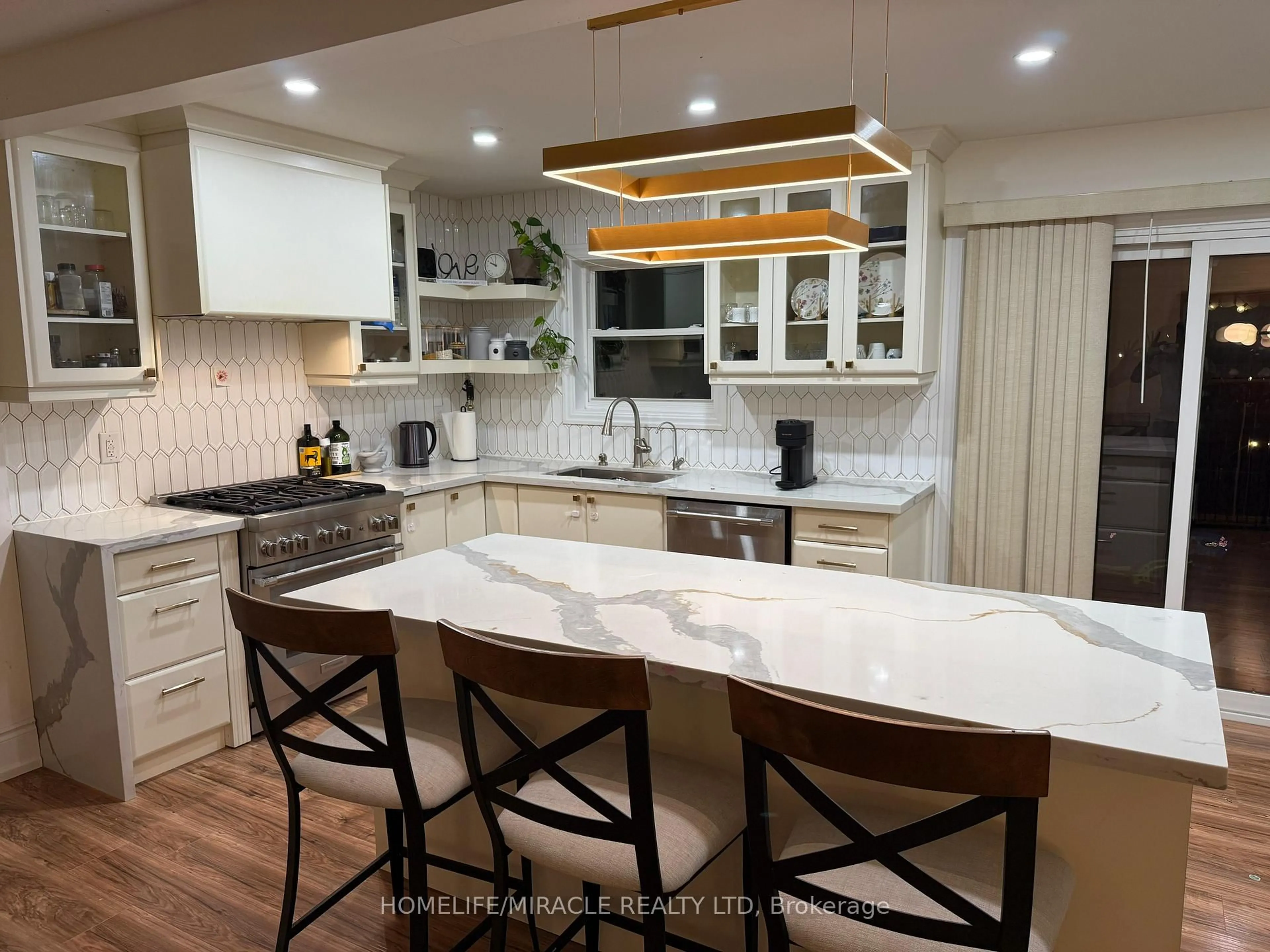 Open concept kitchen, ceramic/tile floor for 568 Weir Ave, Oakville Ontario L6L 4X4
