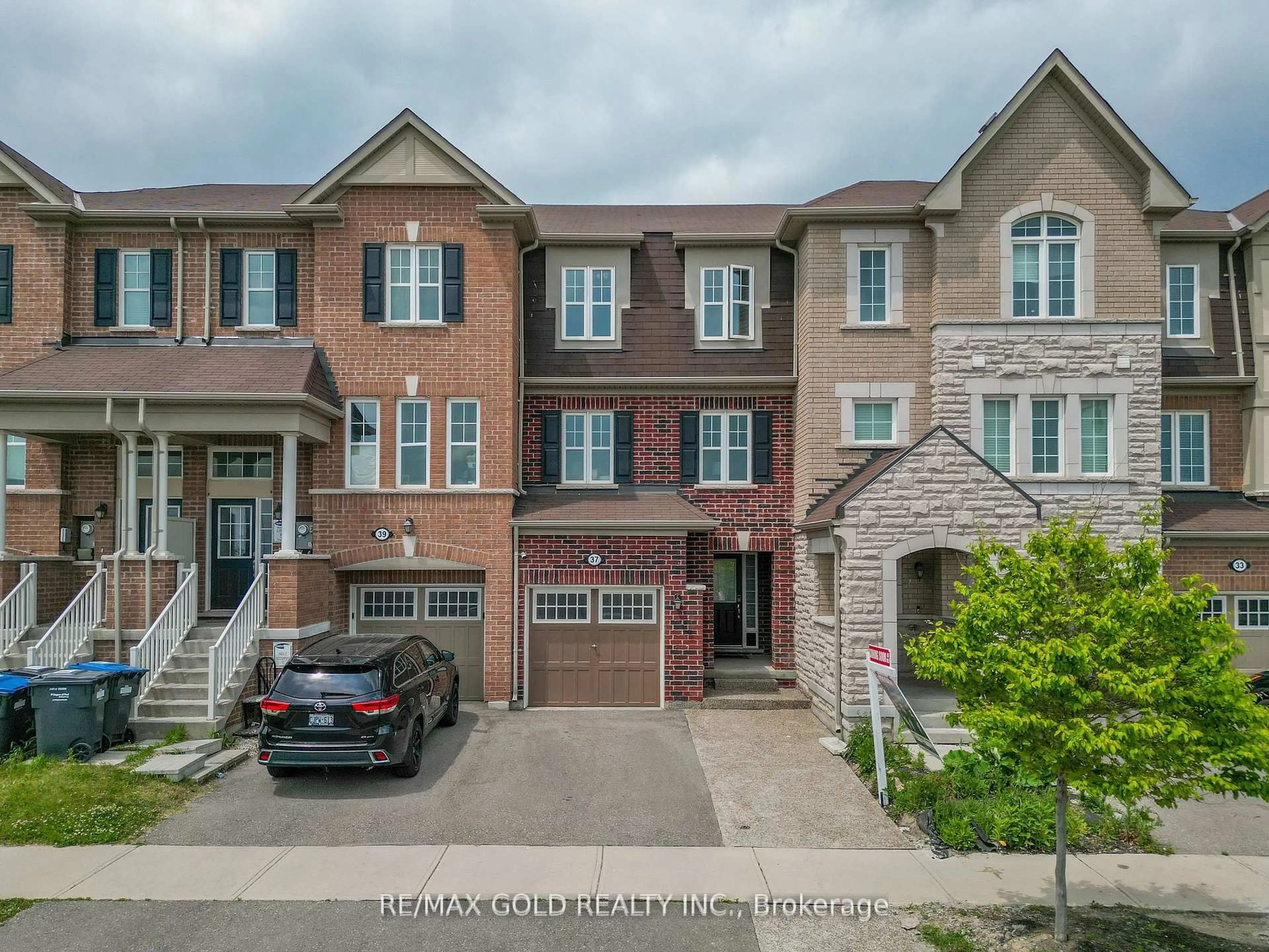 A pic from outside/outdoor area/front of a property/back of a property/a pic from drone, street for 37 Baycliffe Cres, Brampton Ontario L7A 3Z3