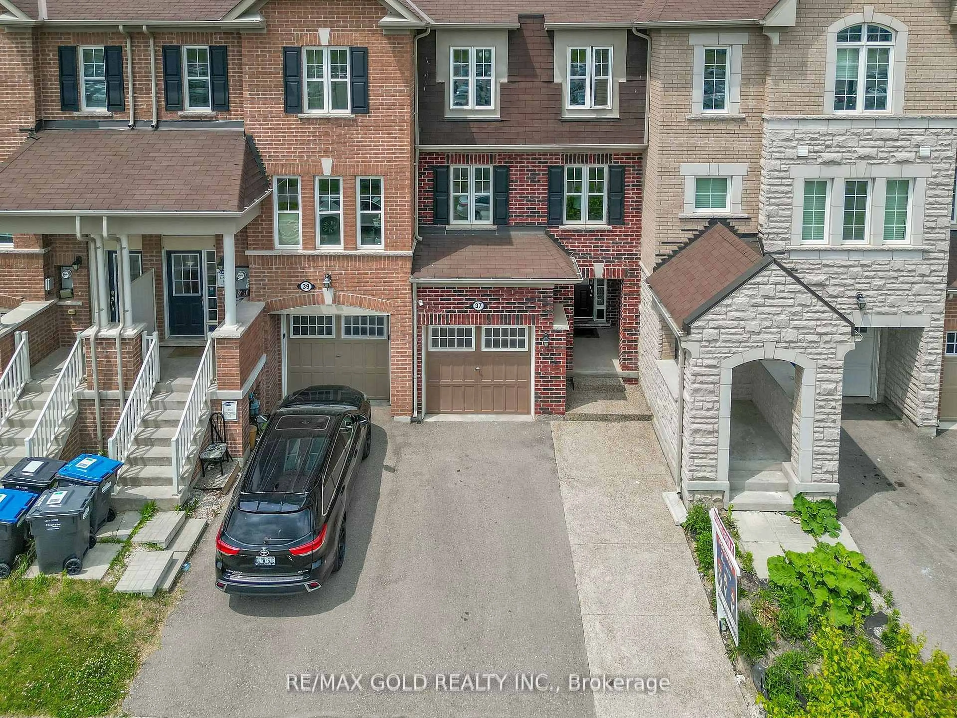 A pic from outside/outdoor area/front of a property/back of a property/a pic from drone, street for 37 Baycliffe Cres, Brampton Ontario L7A 3Z3
