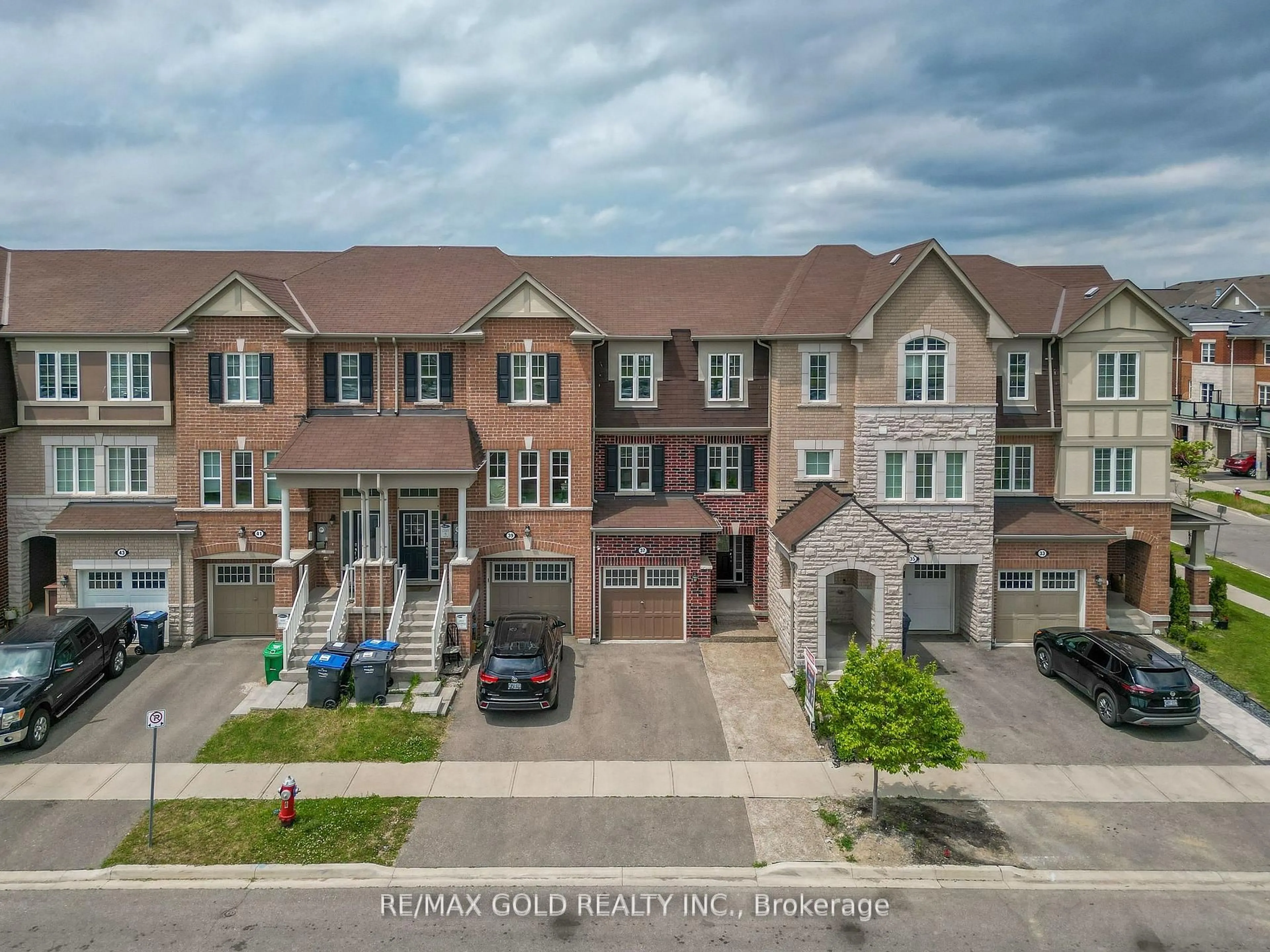 A pic from outside/outdoor area/front of a property/back of a property/a pic from drone, street for 37 Baycliffe Cres, Brampton Ontario L7A 3Z3