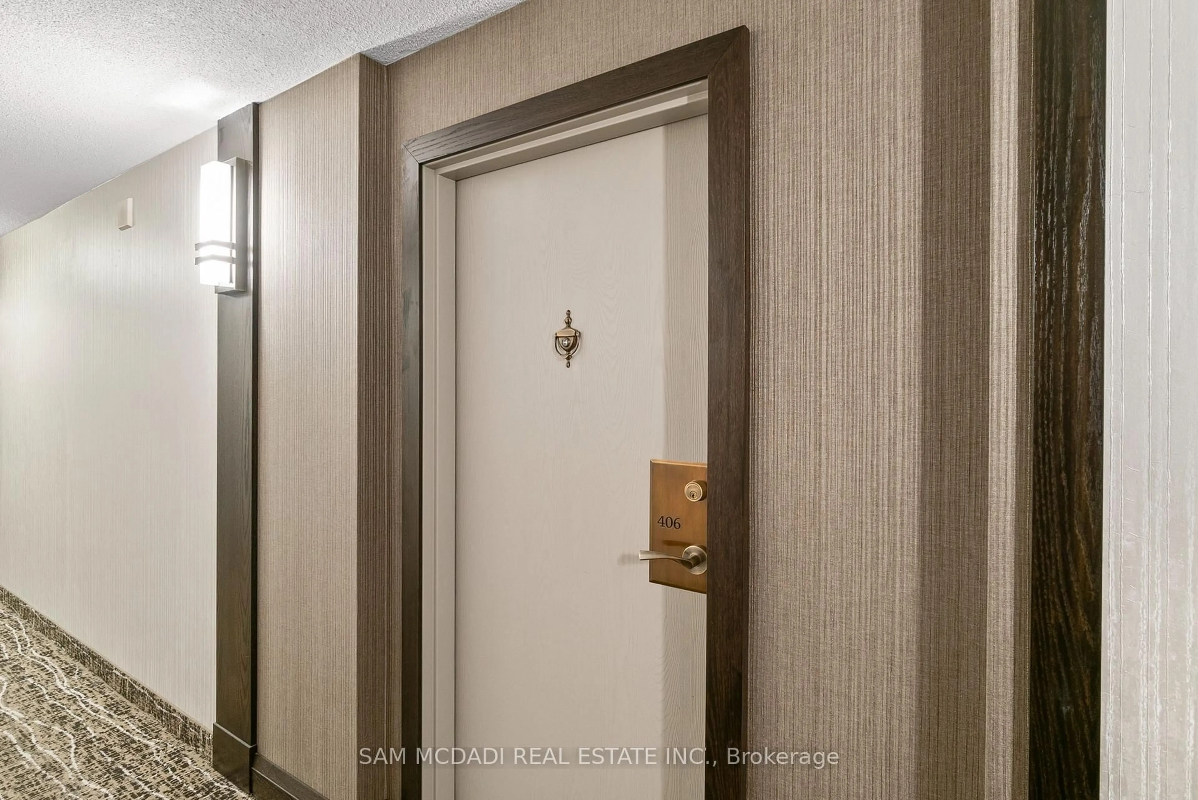 Indoor foyer for 6500 Montevideo Rd #406, Mississauga Ontario L5N 3T6