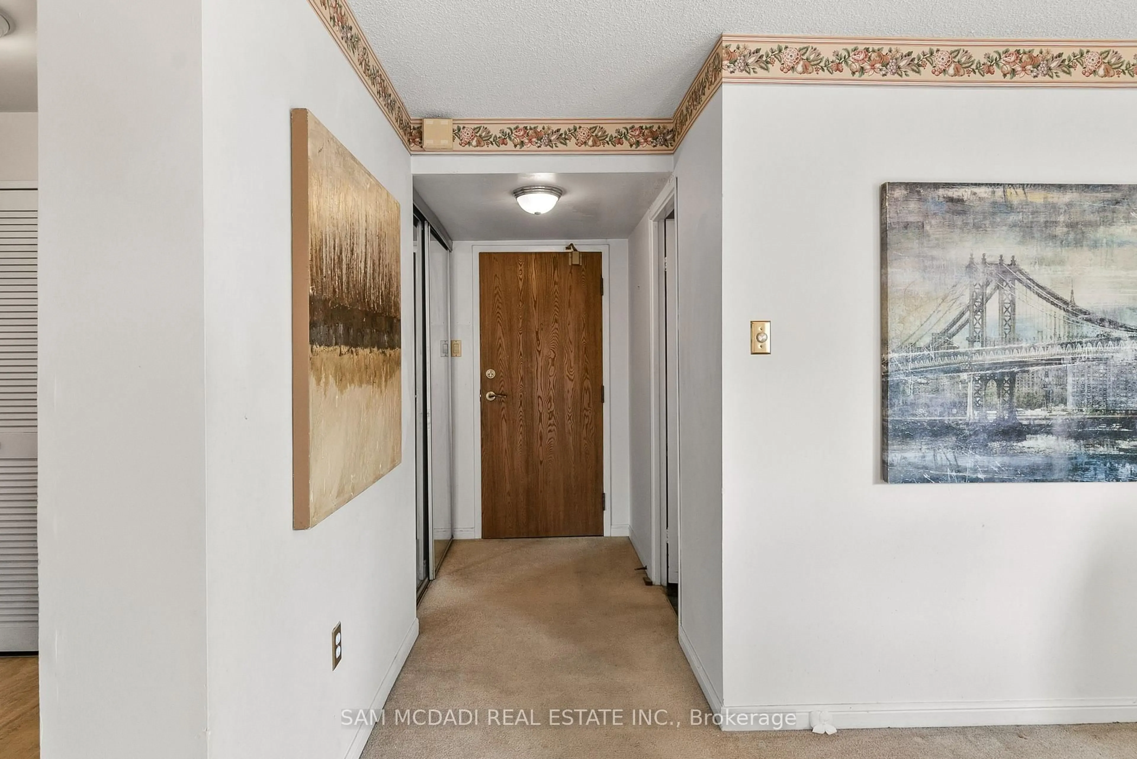 Indoor entryway for 6500 Montevideo Rd #406, Mississauga Ontario L5N 3T6